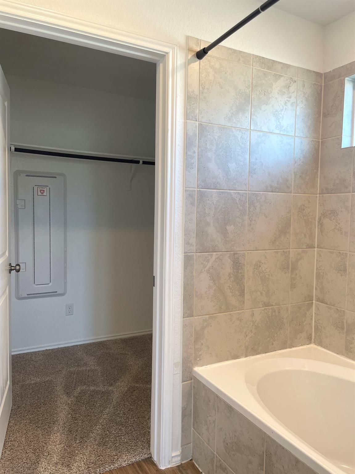 207 Coventry Dr, Hutto, TX 78634