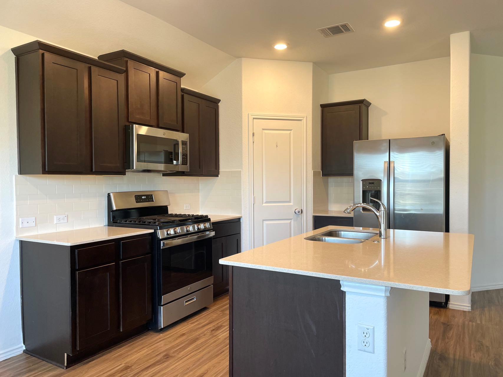 207 Coventry Dr, Hutto, TX 78634