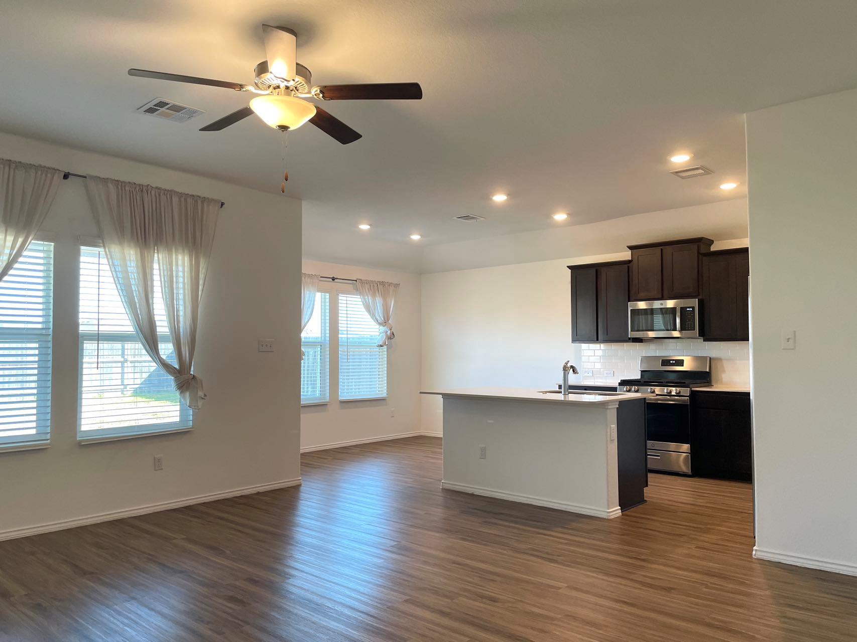 207 Coventry Dr, Hutto, TX 78634