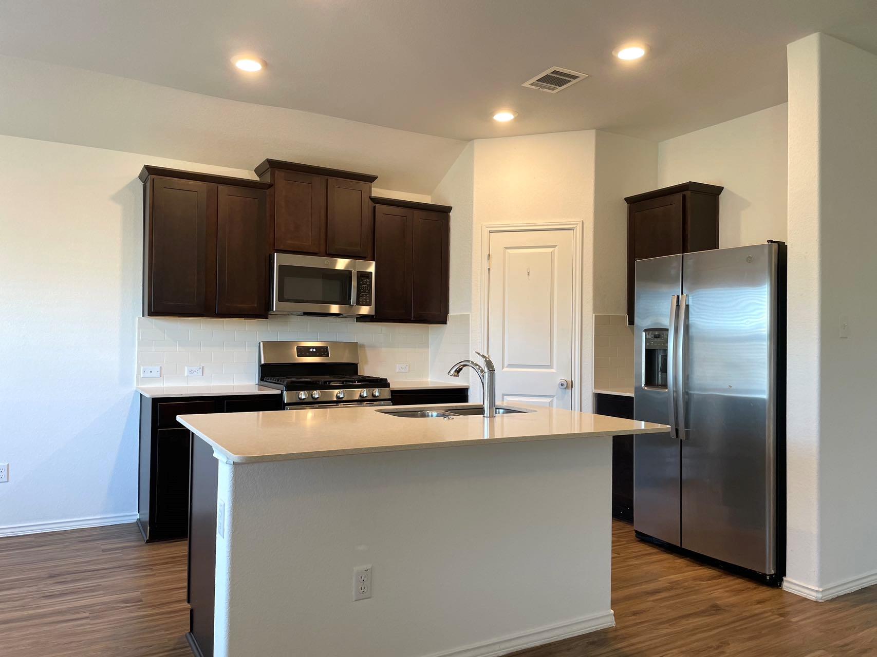 207 Coventry Dr, Hutto, TX 78634