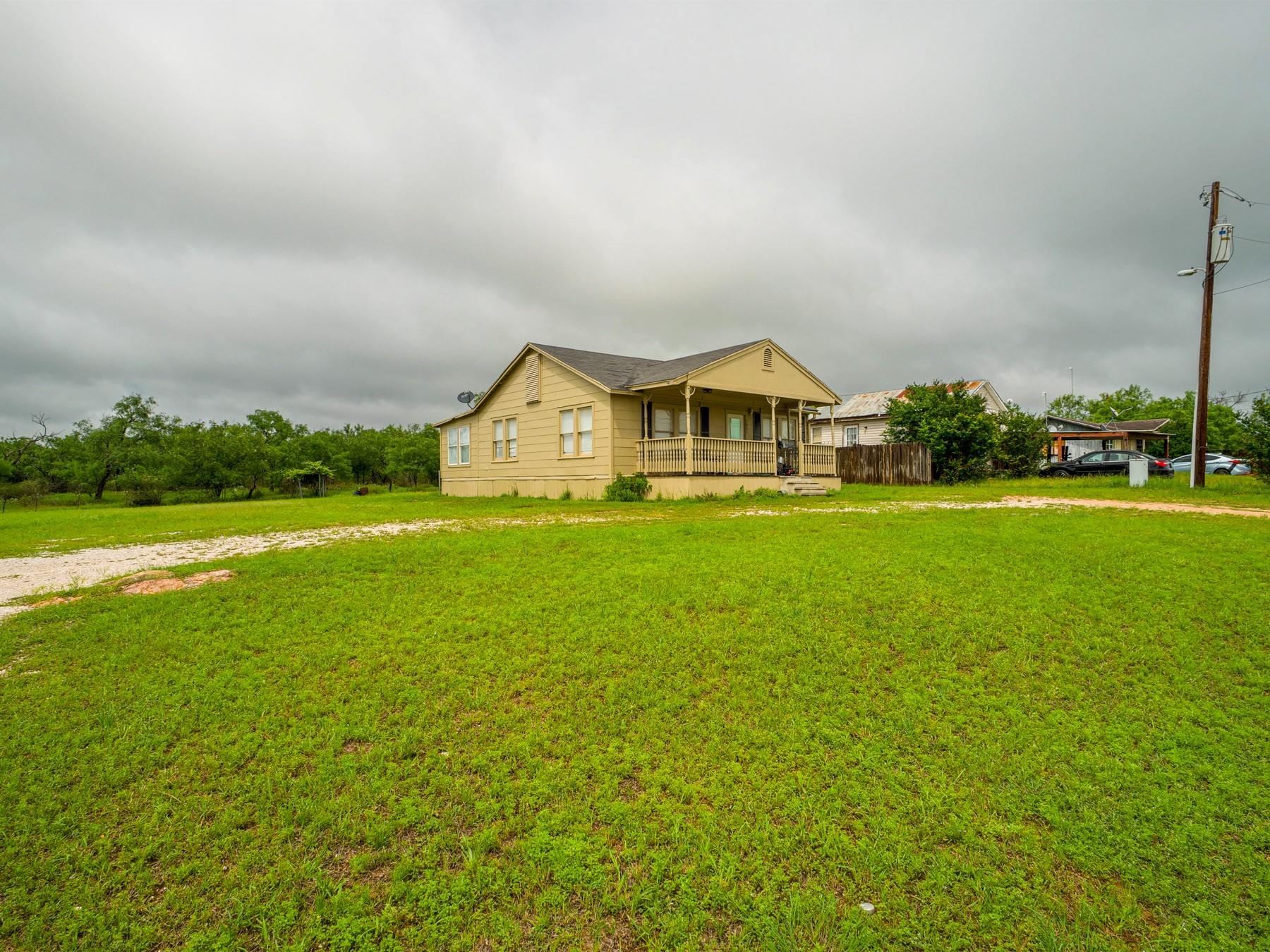 3851 Hermosa Dr, Kingsland, TX 78639