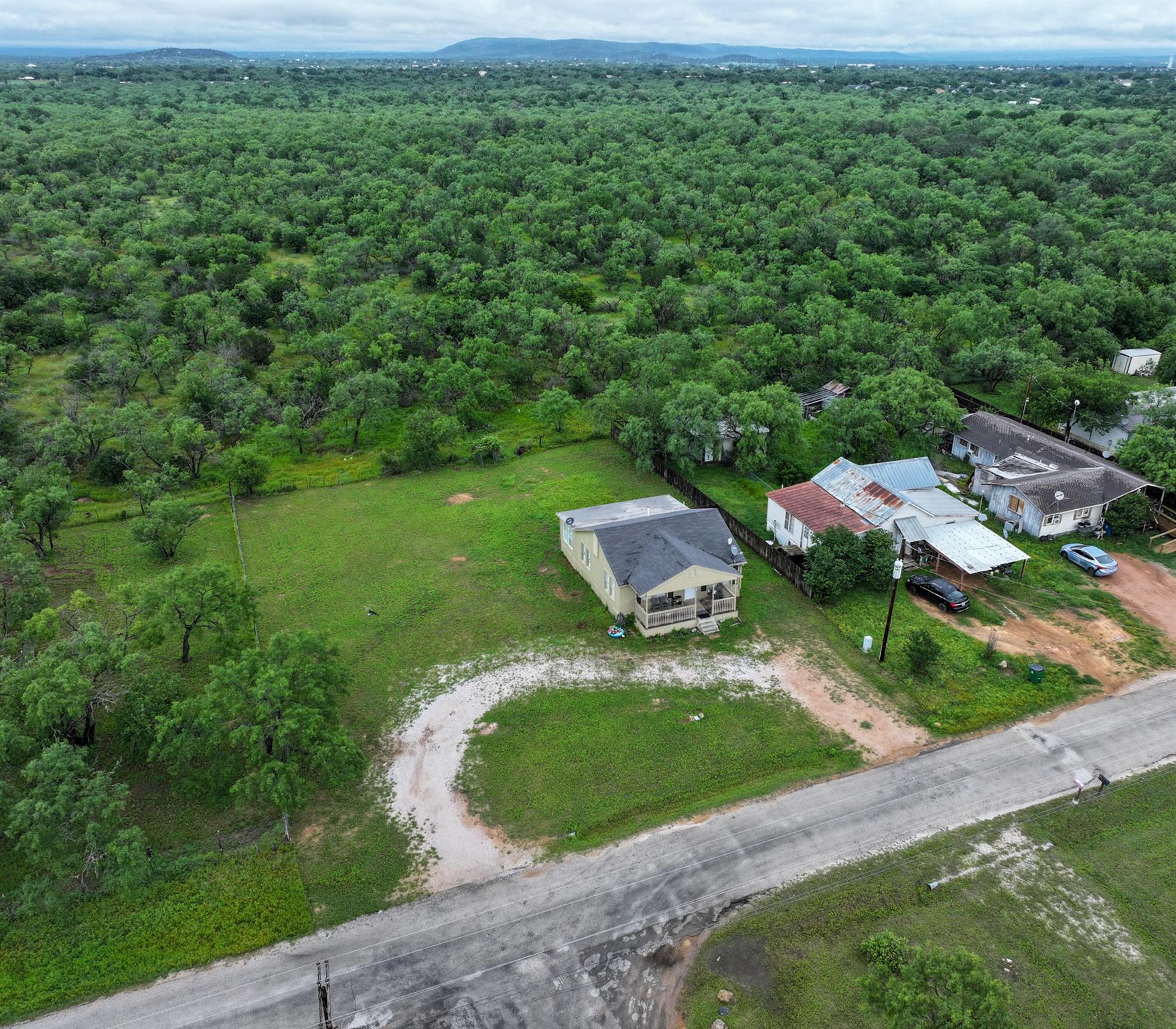 3851 Hermosa Dr, Kingsland, TX 78639