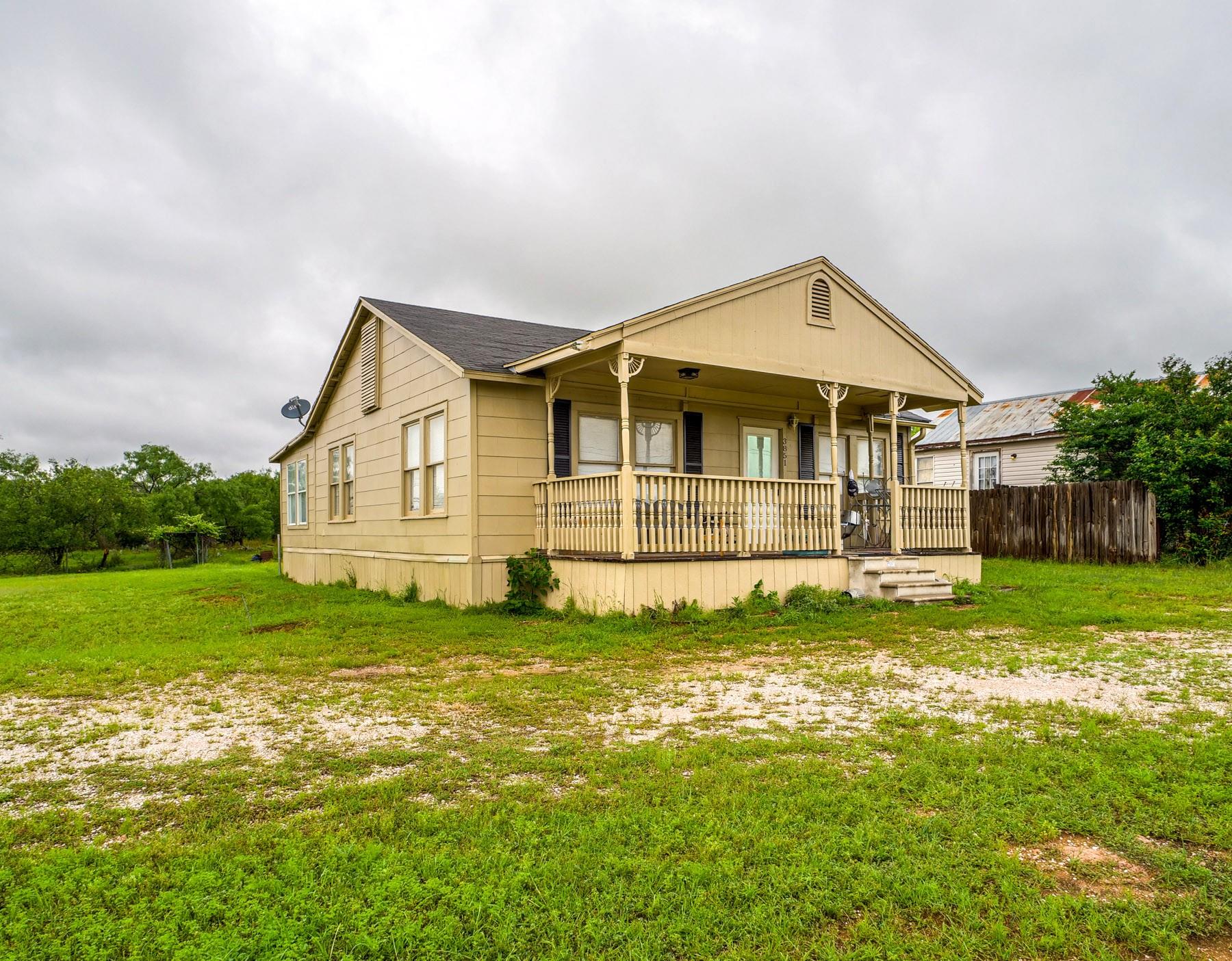 3851 Hermosa Dr, Kingsland, TX 78639