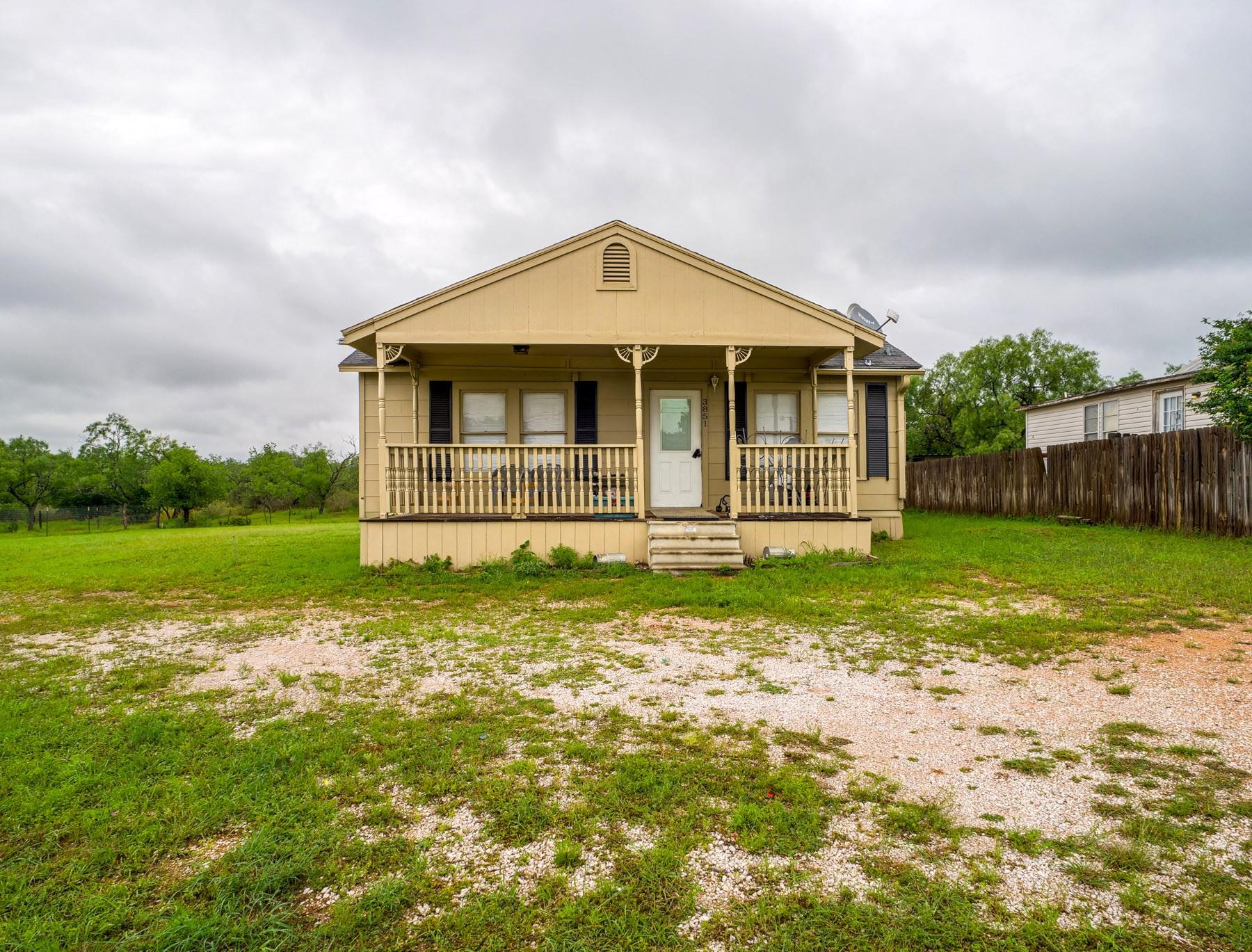 3851 Hermosa Dr, Kingsland, TX 78639