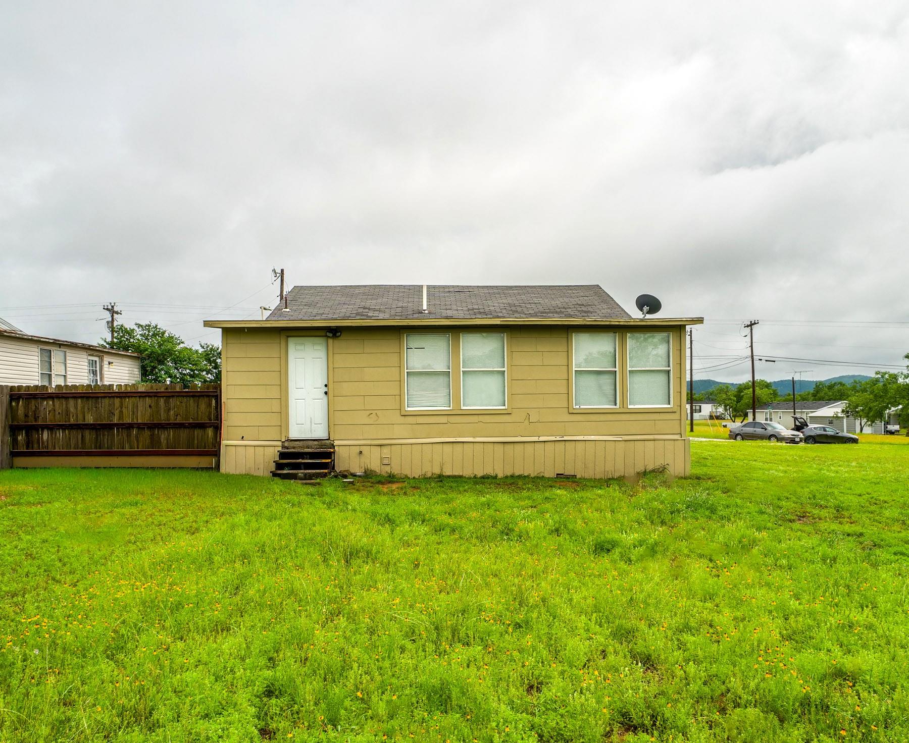 3851 Hermosa Dr, Kingsland, TX 78639