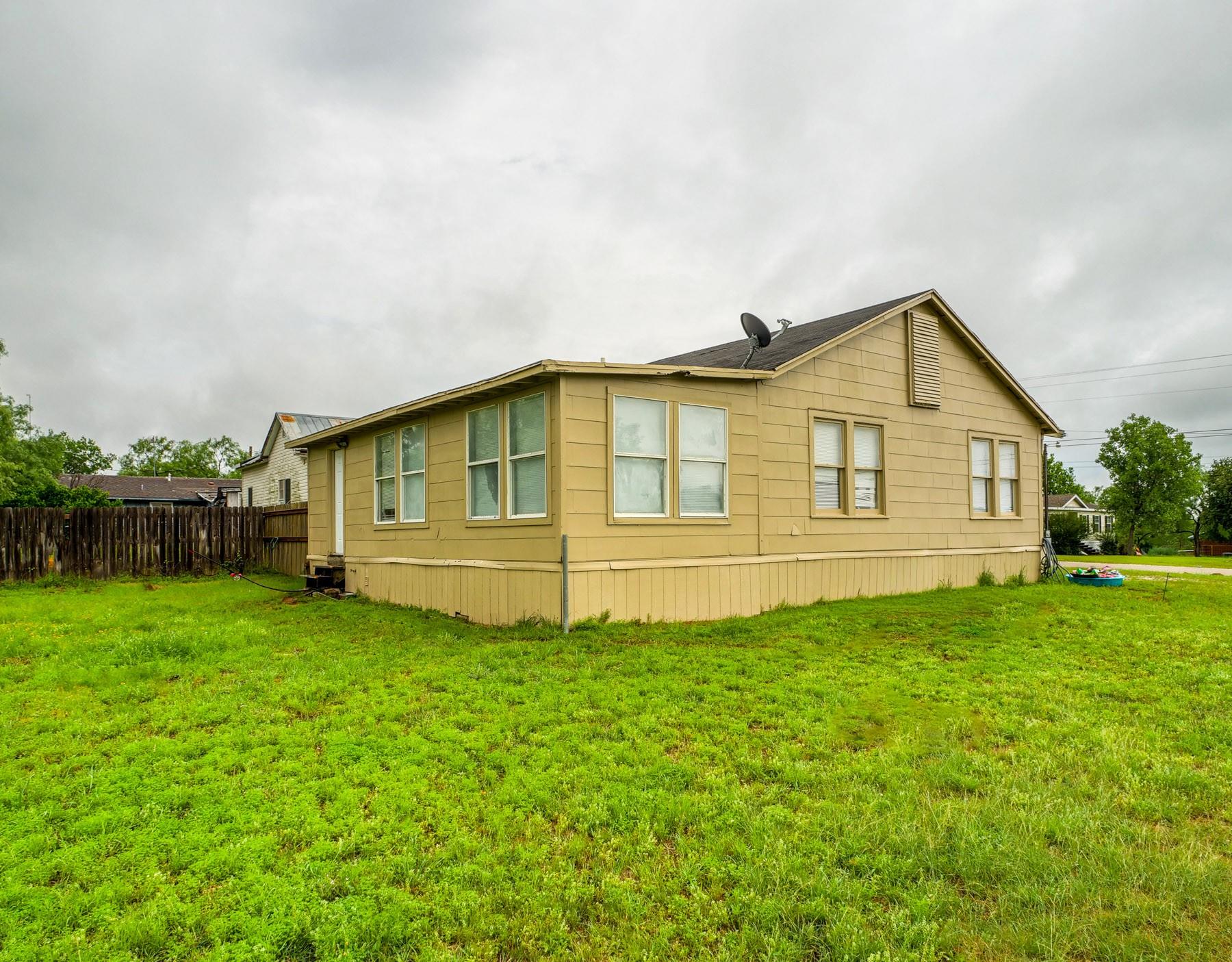 3851 Hermosa Dr, Kingsland, TX 78639