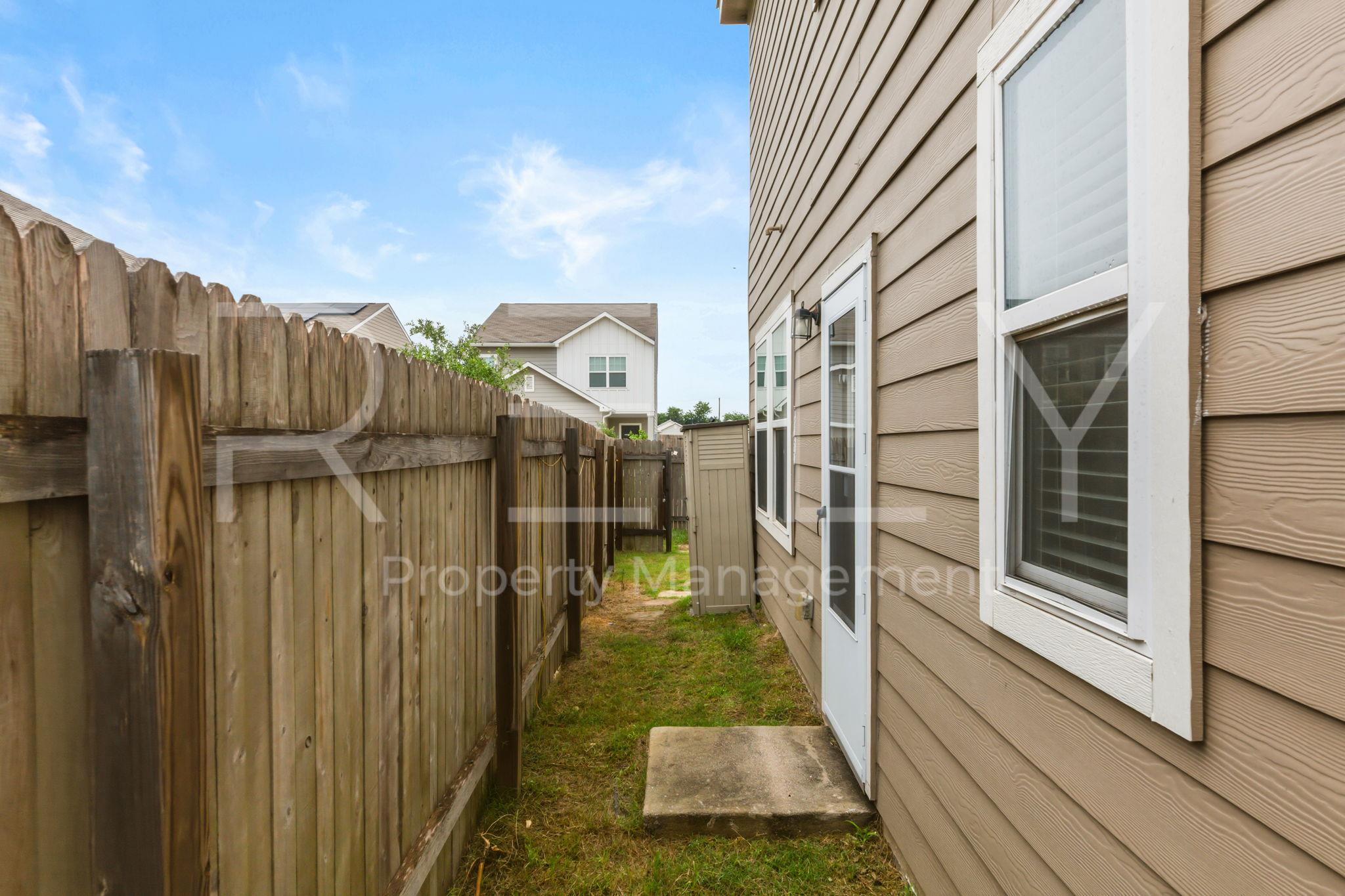 518 Woodpecker Run, Jarrell, TX 76537