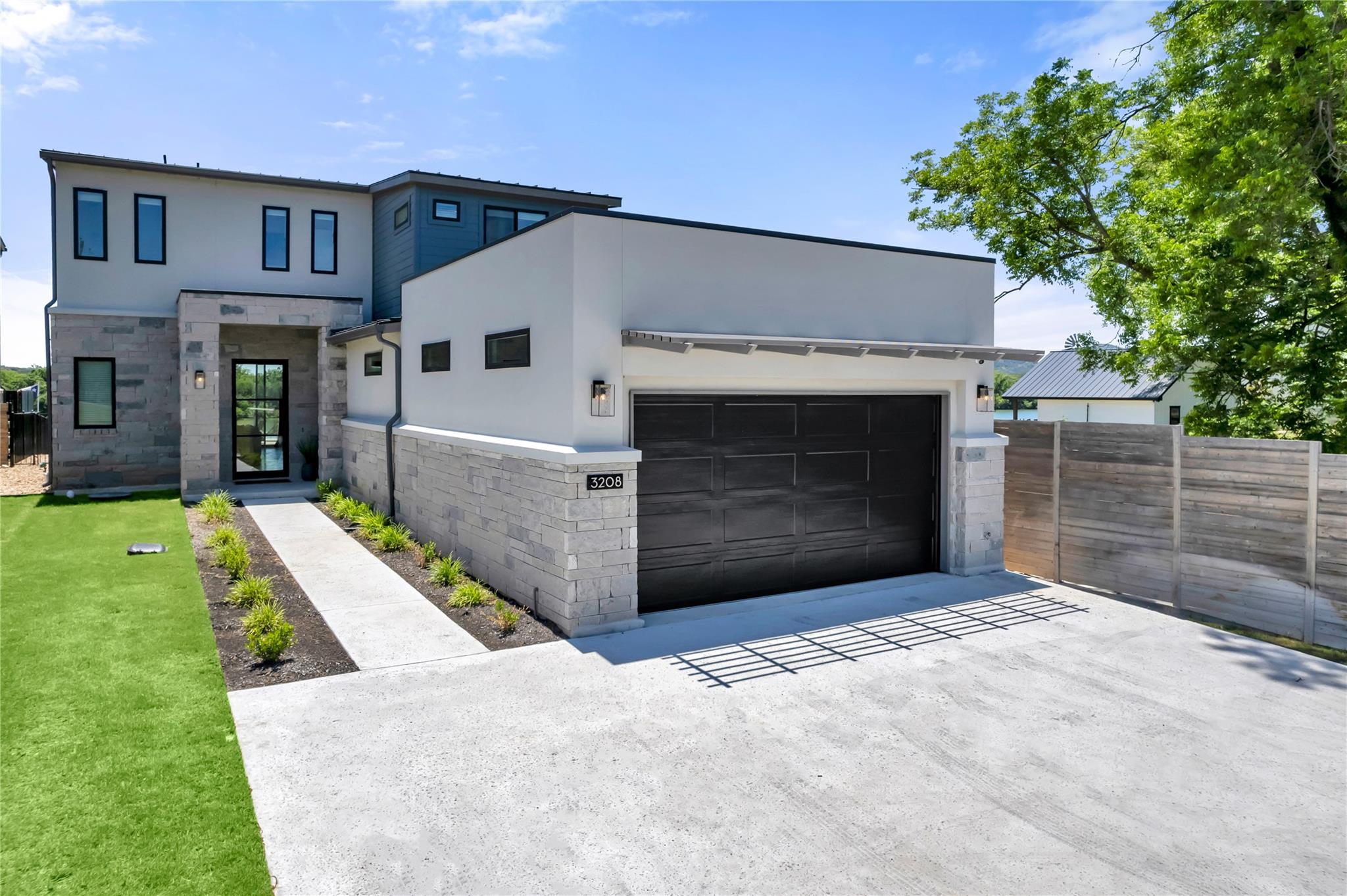 3208 River Oaks Dr, Kingsland, TX 78639
