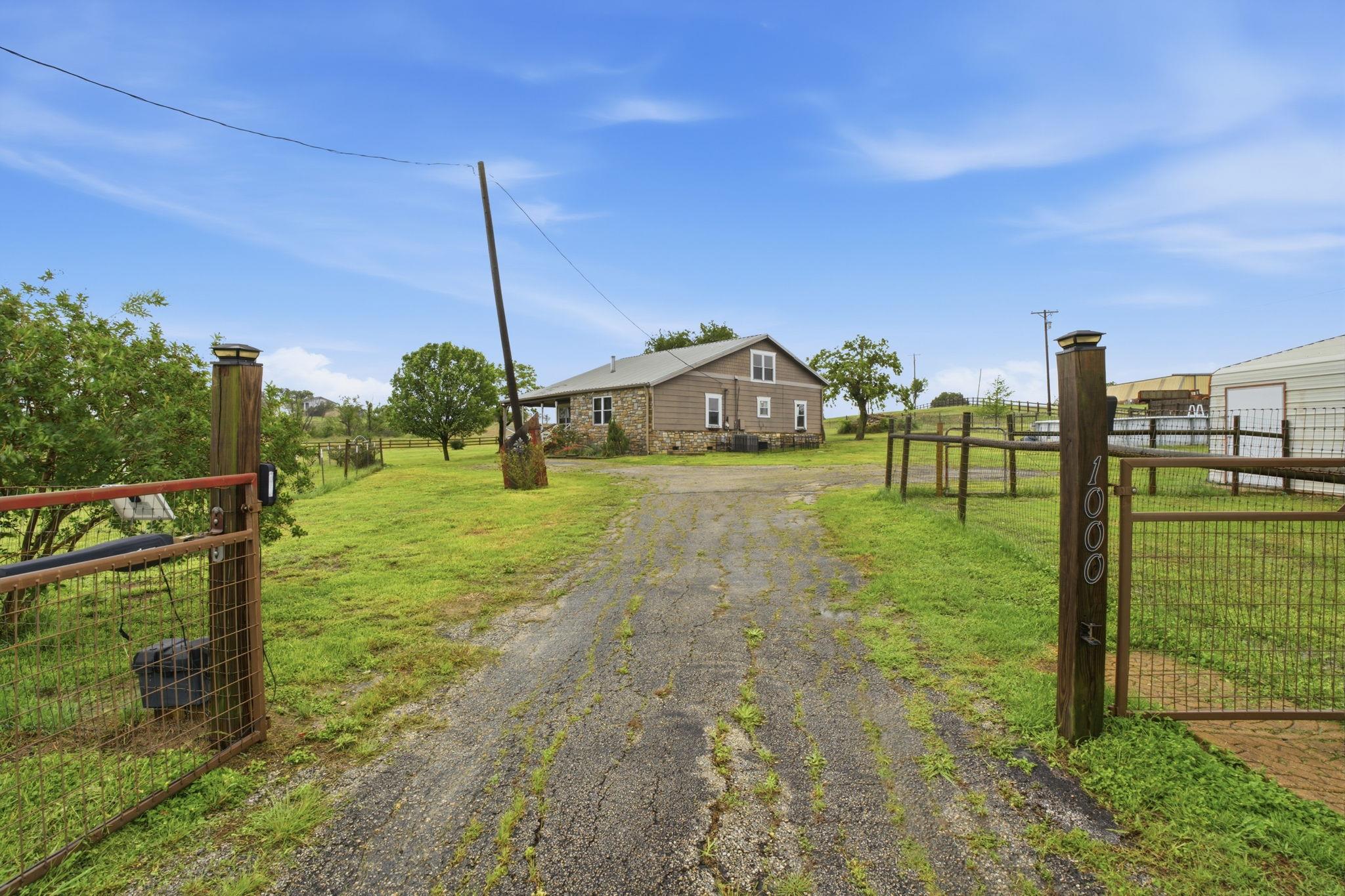 1000 County Road 458, Coupland, TX 78615