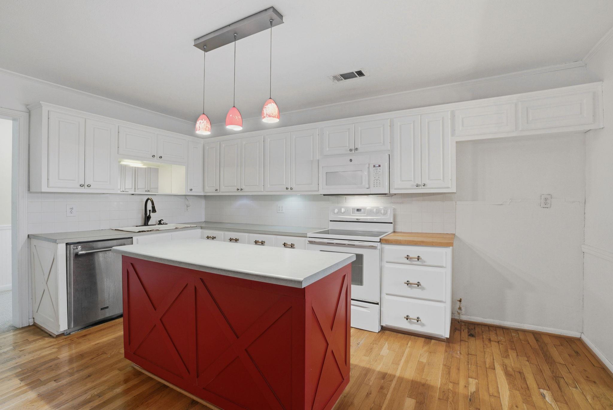 1000 County Road 458, Coupland, TX 78615