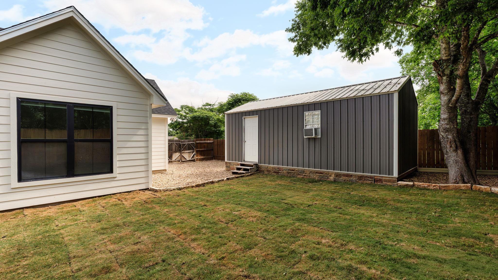 402 E Ash Dr, Johnson City, TX 78636