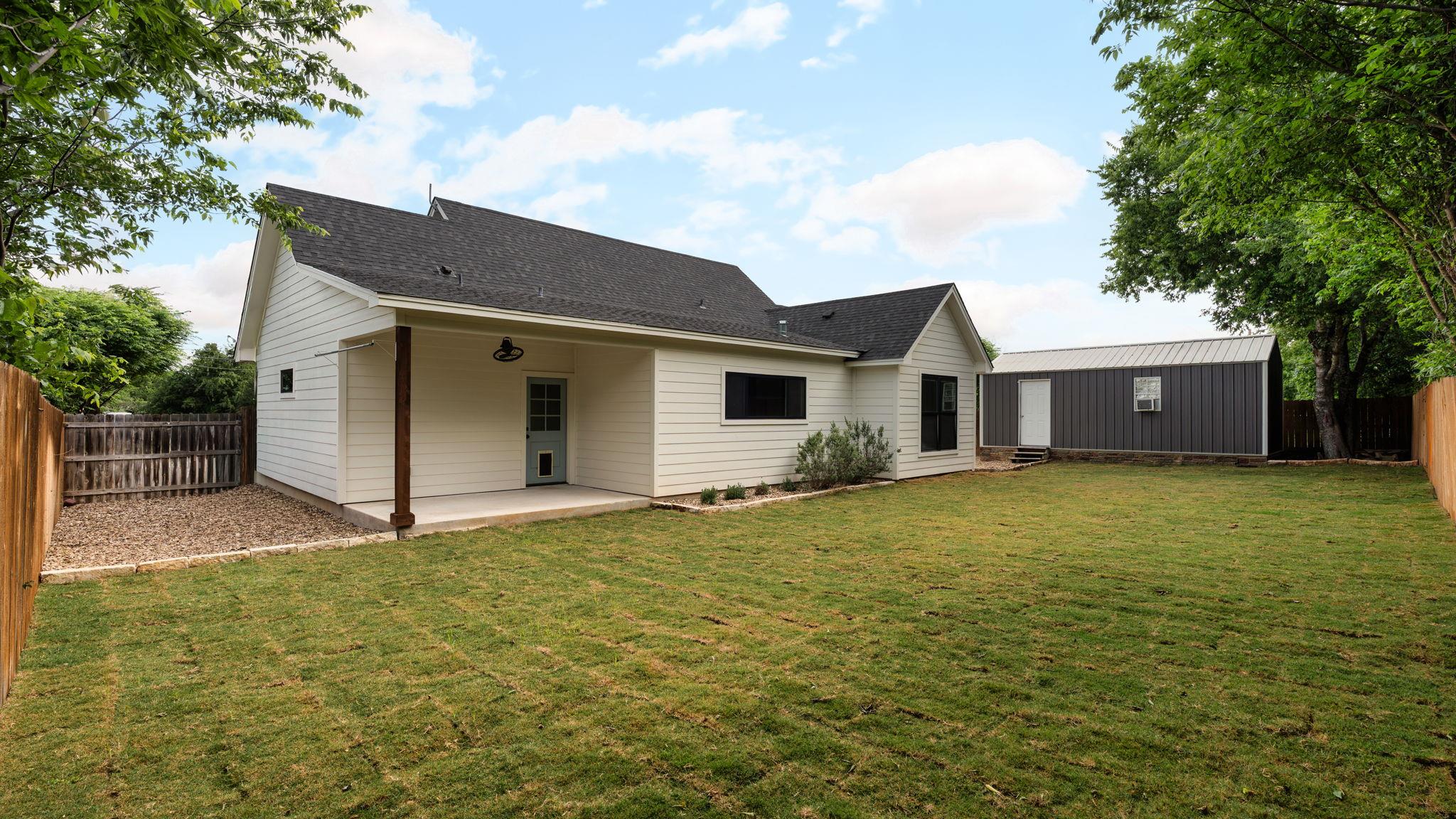 402 E Ash Dr, Johnson City, TX 78636