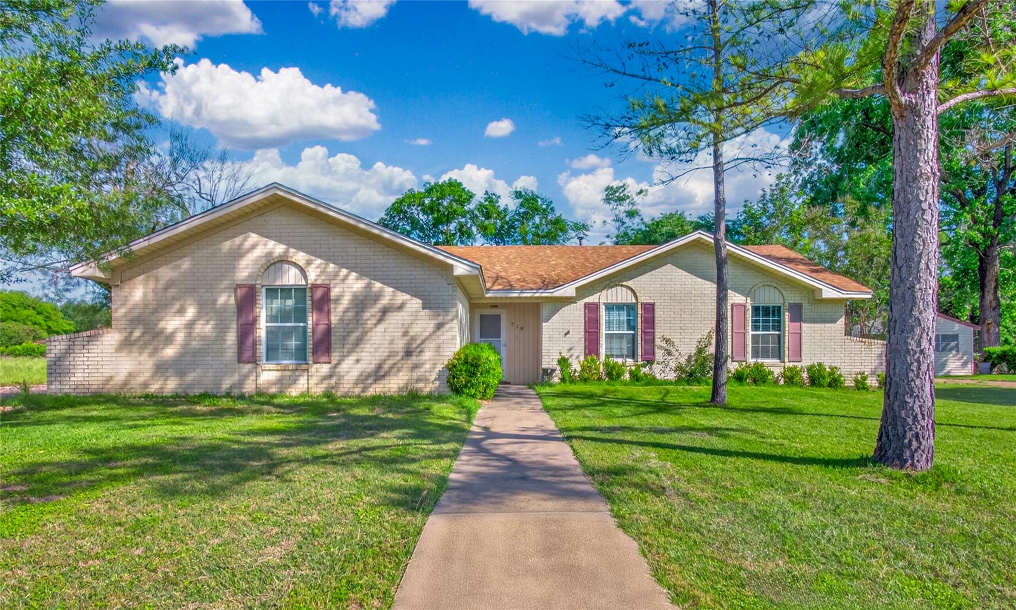 719 W Karnes Dr, Robinson, TX 76706