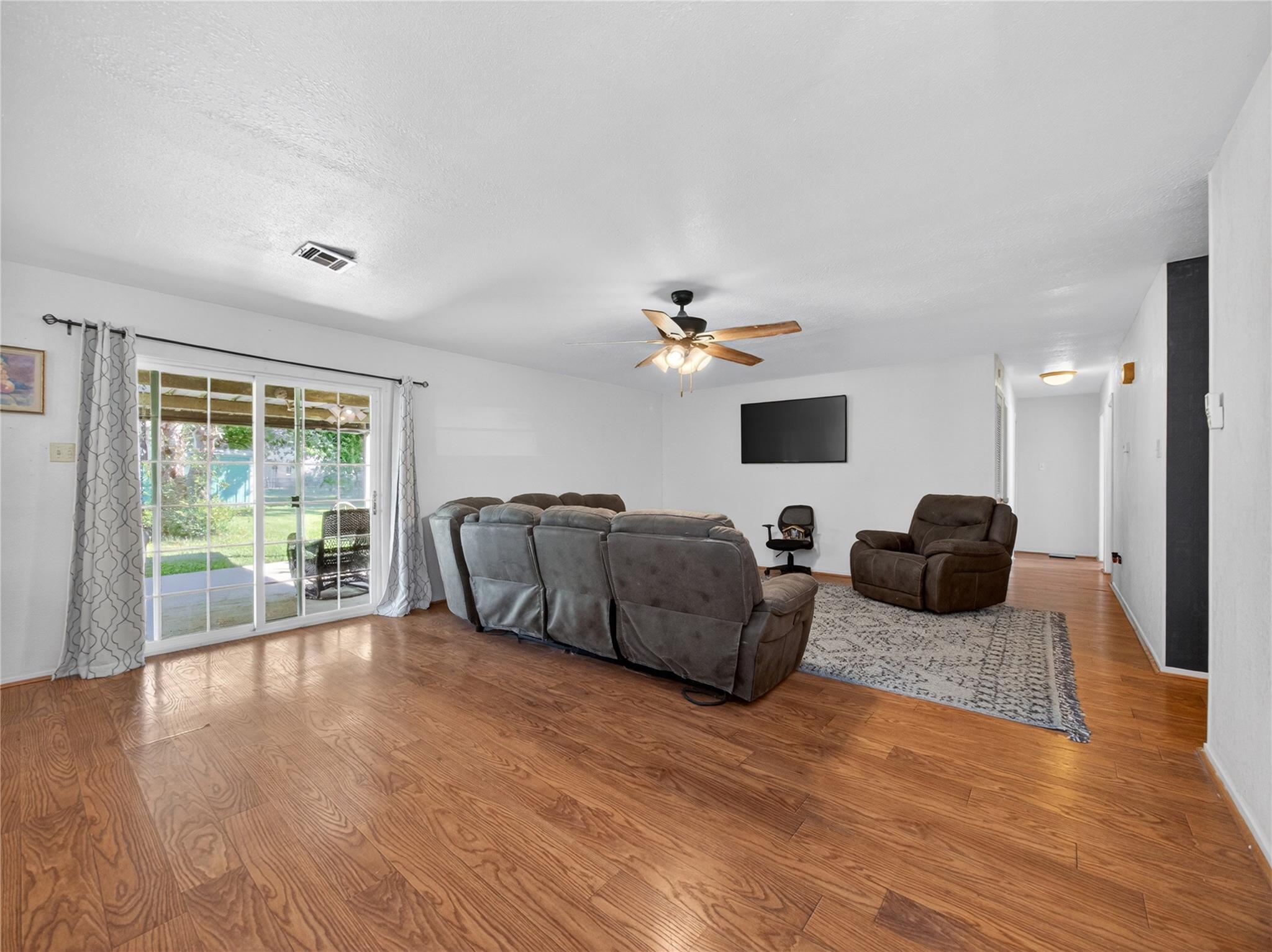 719 W Karnes Dr, Robinson, TX 76706