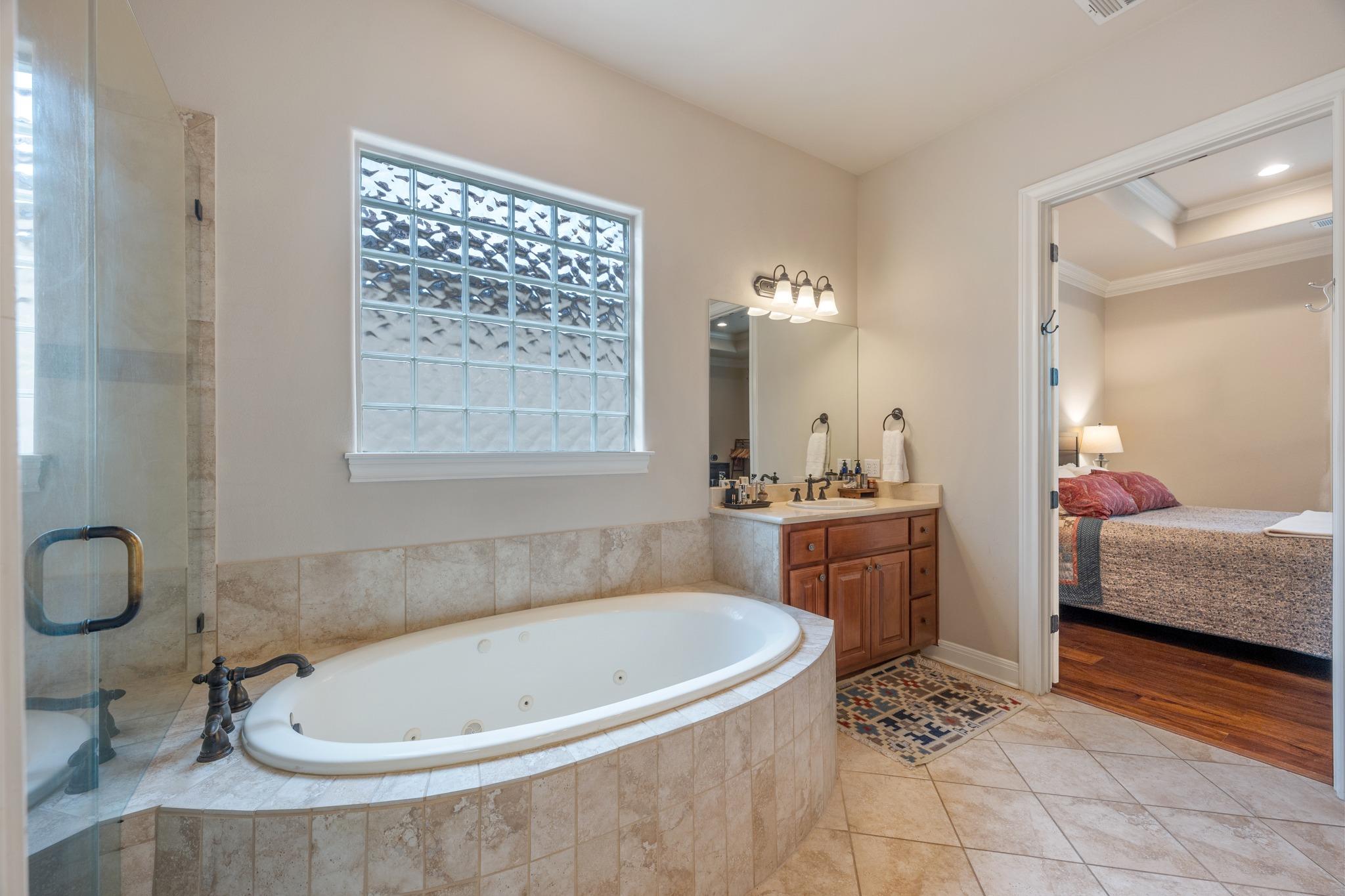 2813 University Club Dr, Austin, TX 78732