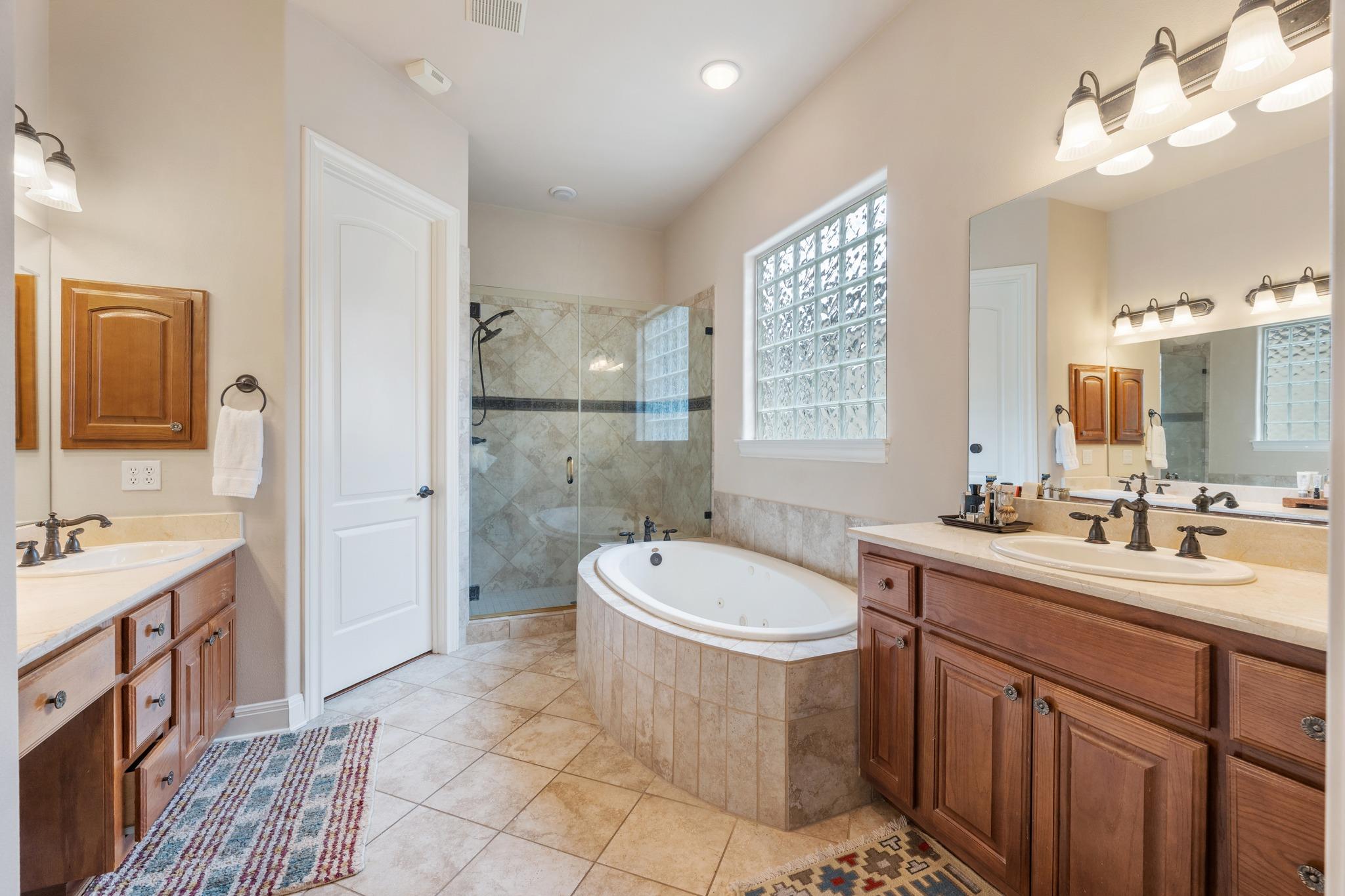 2813 University Club Dr, Austin, TX 78732