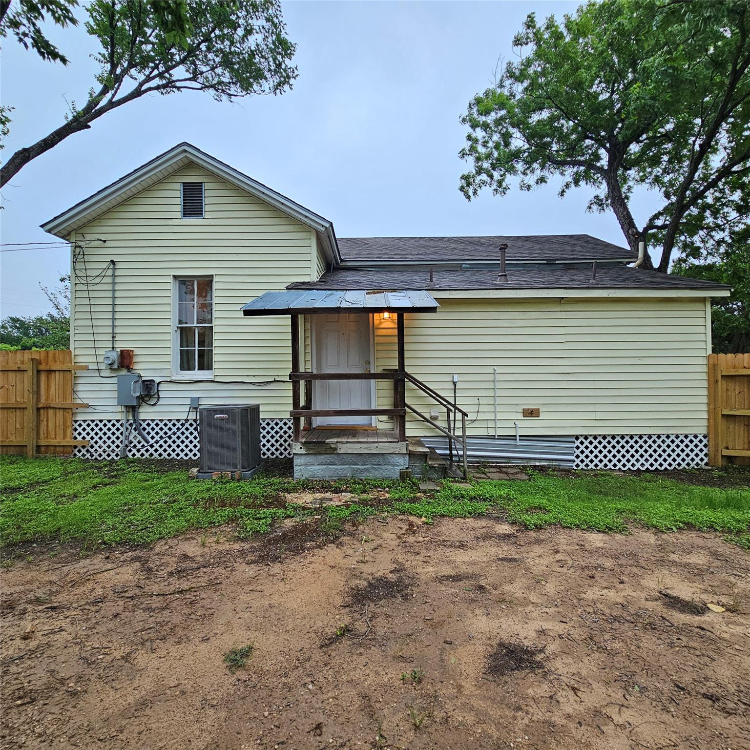 401 Shaw St, Taylor, TX 76574