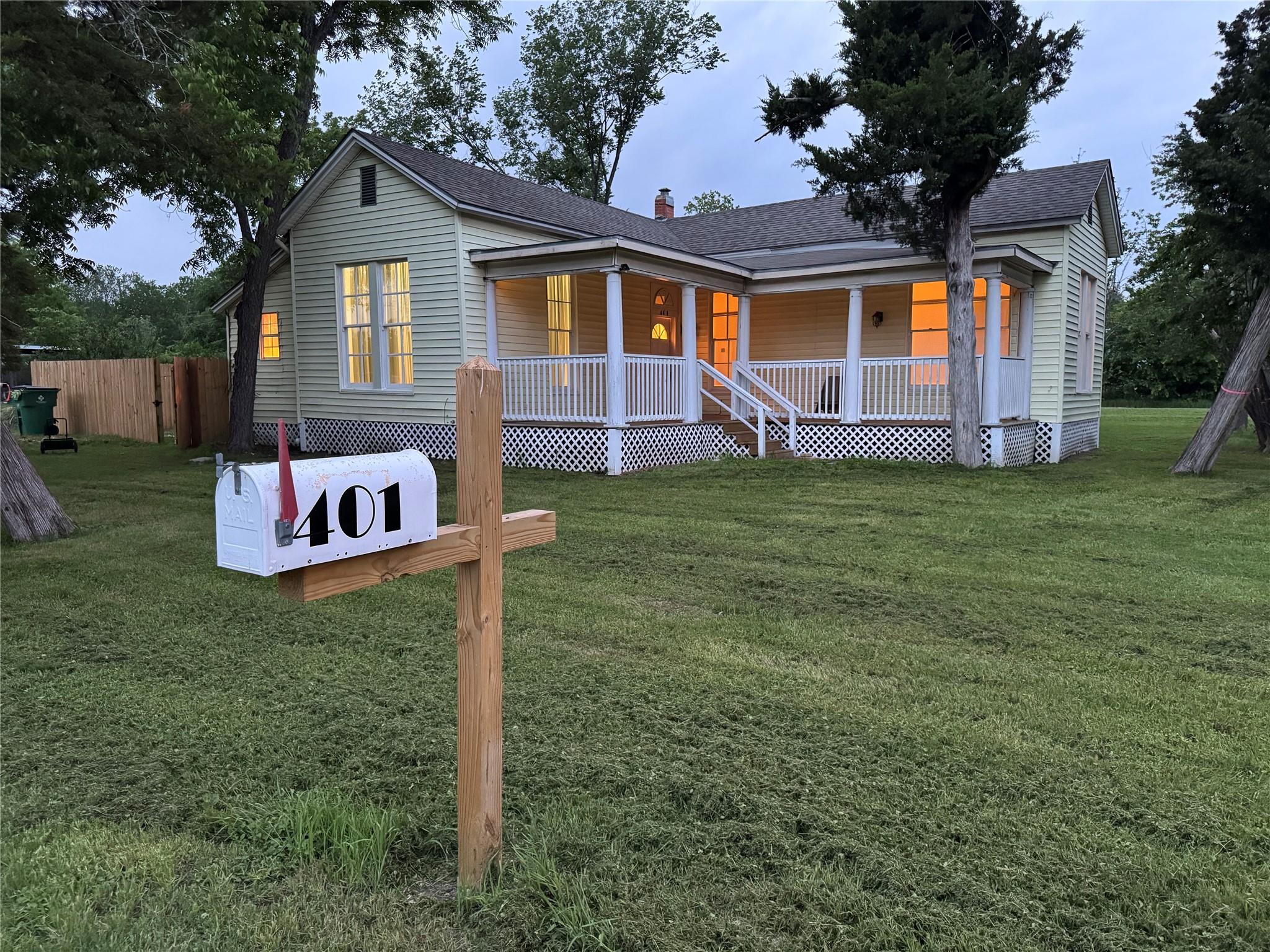 401 Shaw St, Taylor, TX 76574