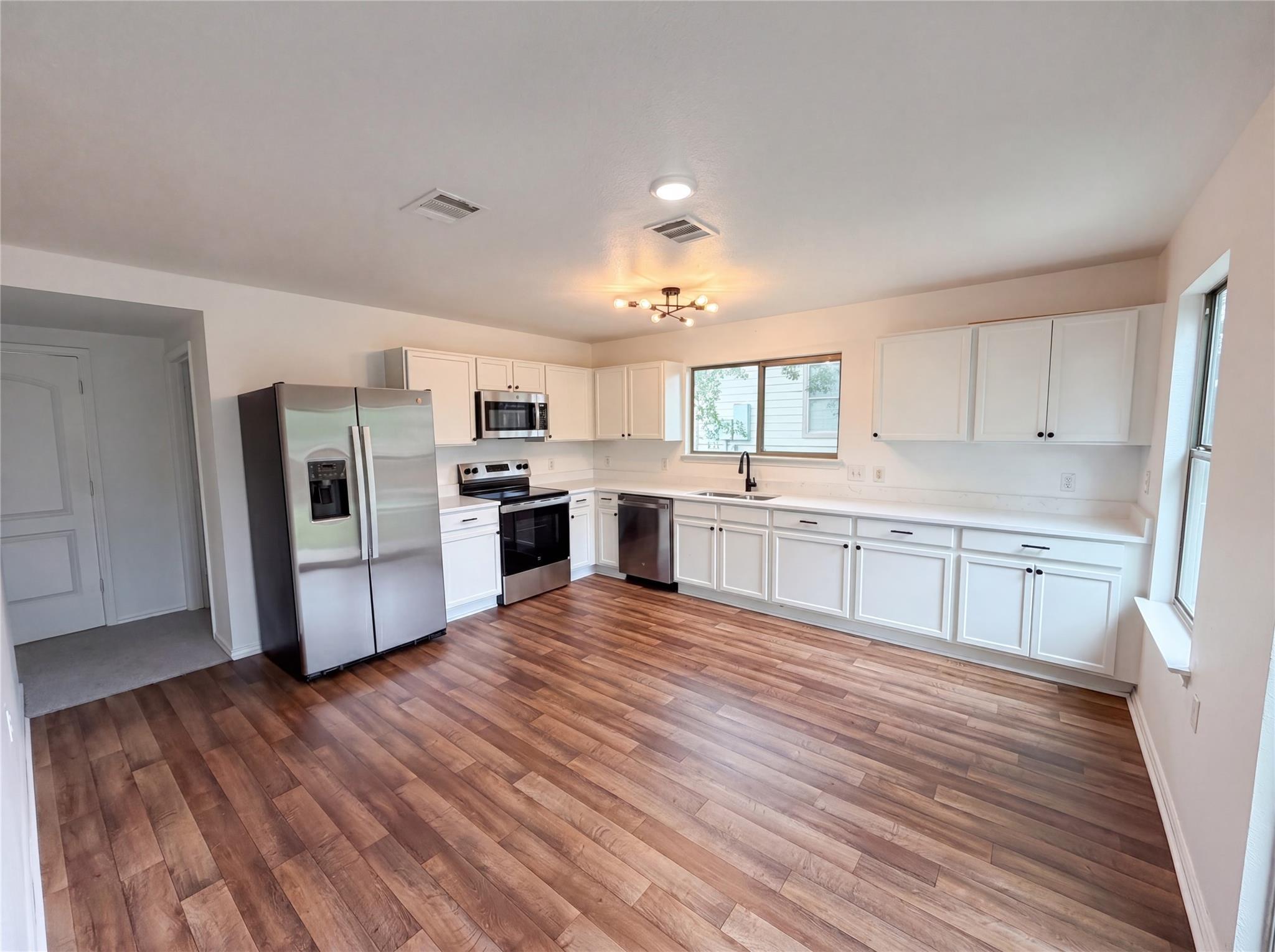 5406 S Hearsey Dr, Austin, TX 78744