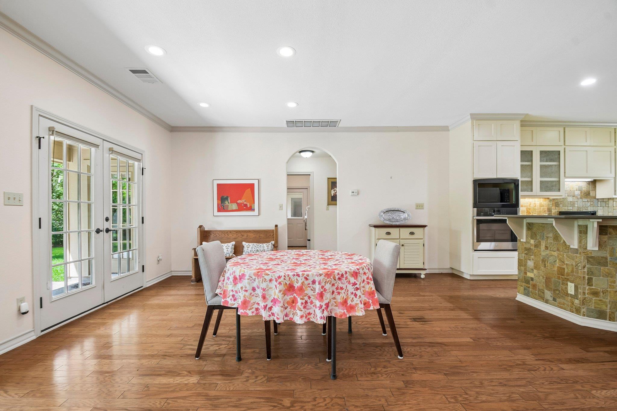 307 W 4th St, Elgin, TX 78621