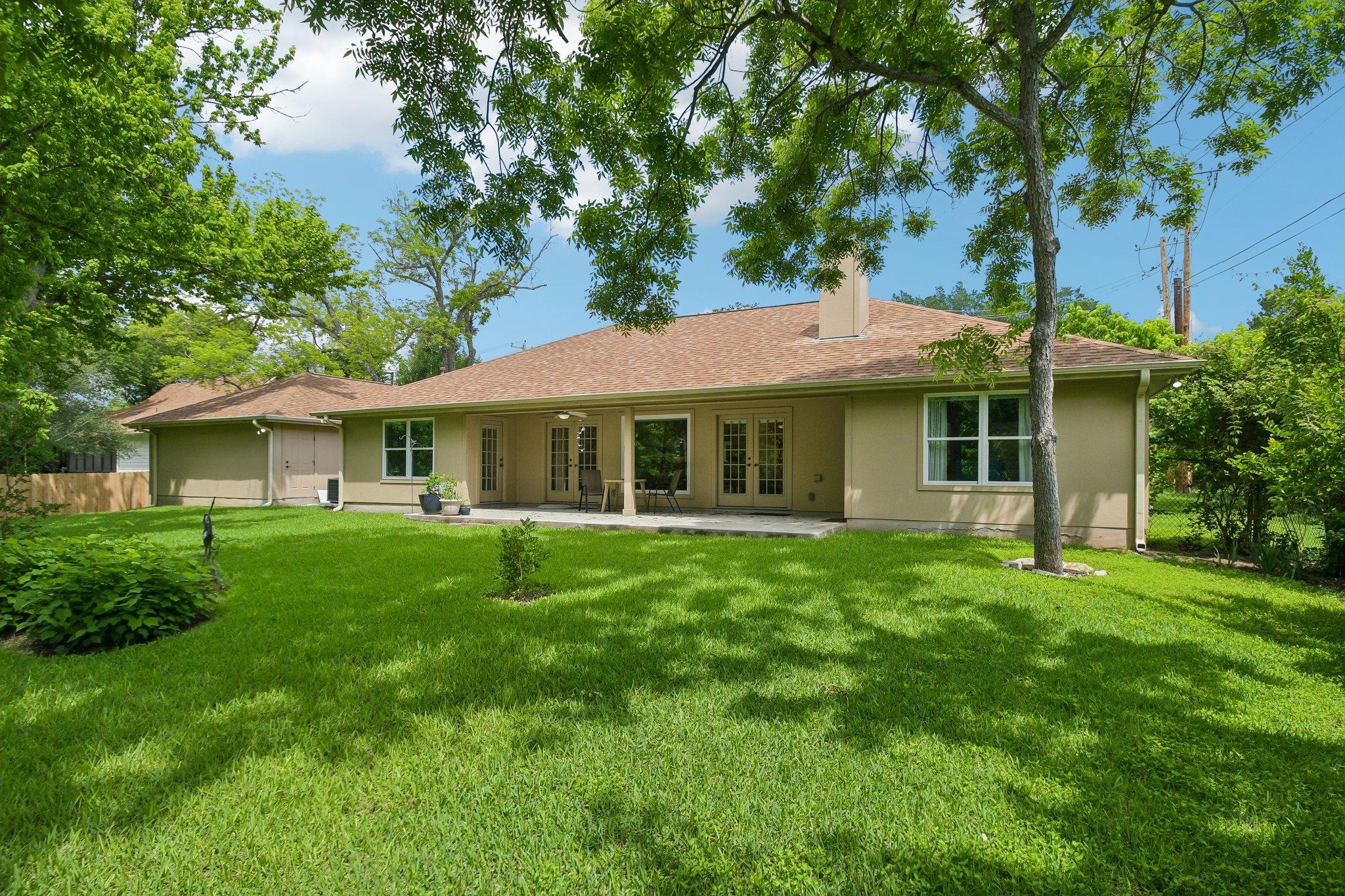 307 W 4th St, Elgin, TX 78621