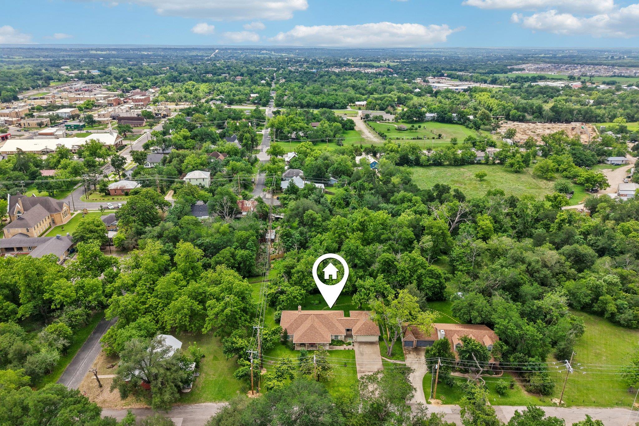 307 W 4th St, Elgin, TX 78621