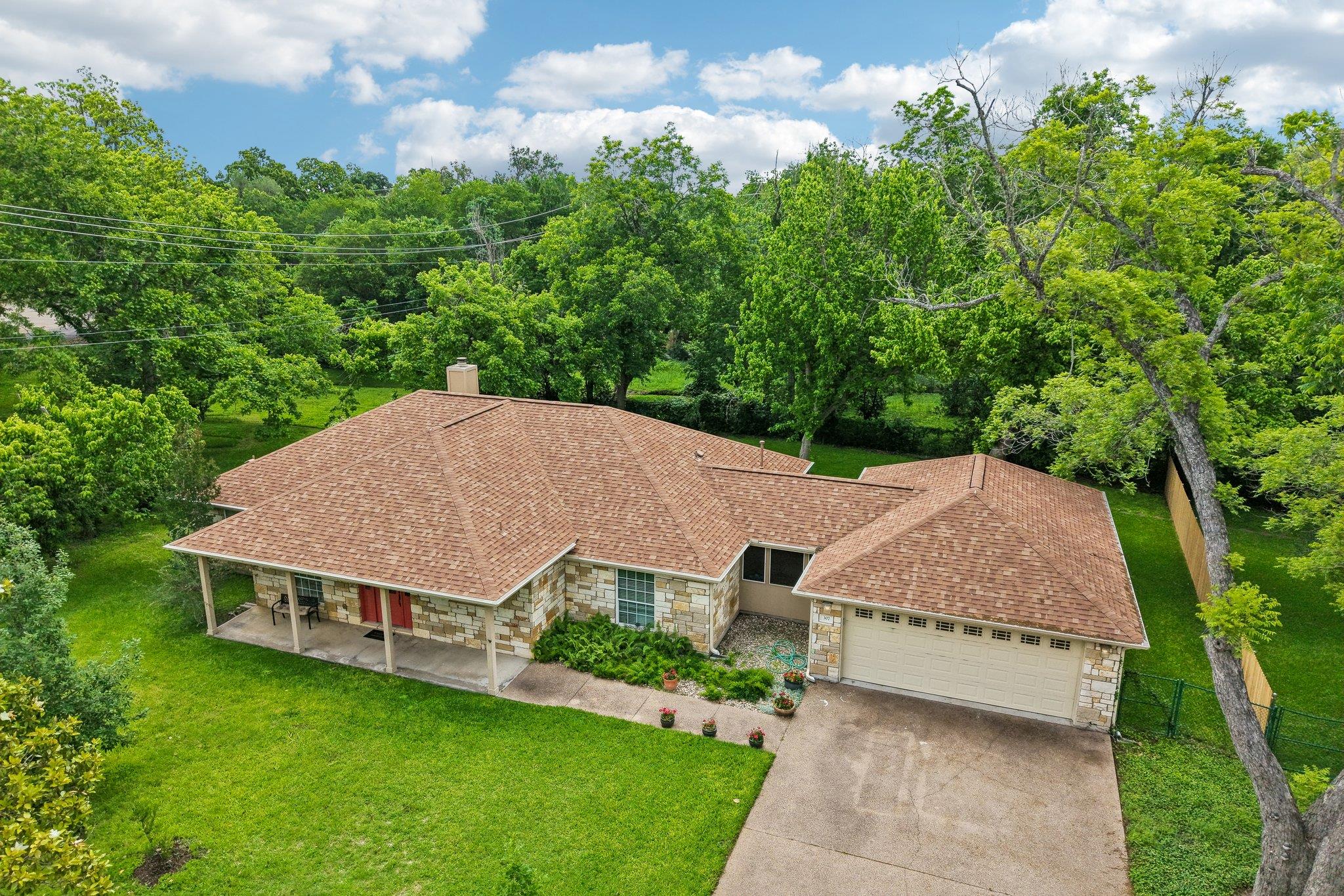 307 W 4th St, Elgin, TX 78621