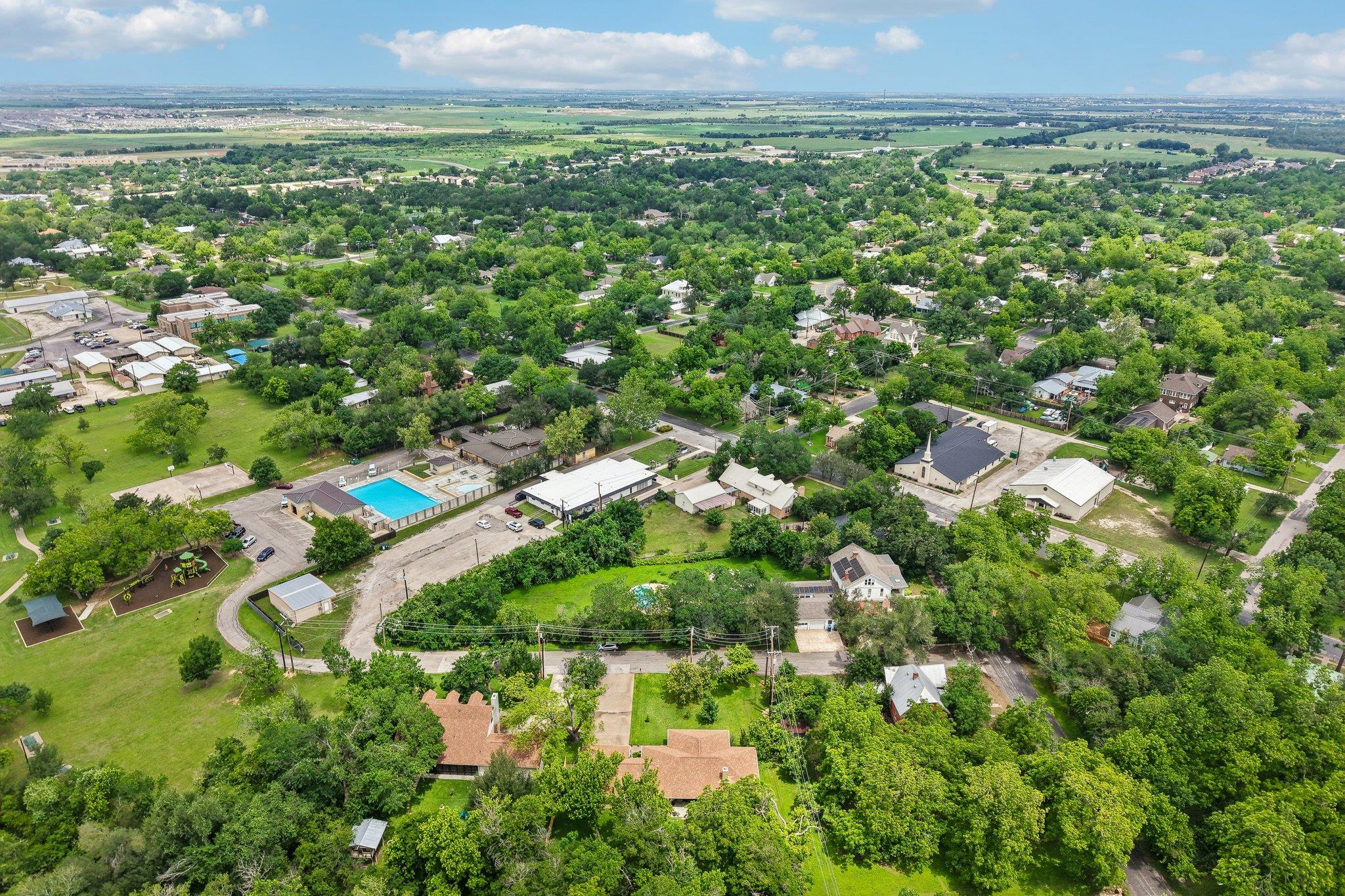 307 W 4th St, Elgin, TX 78621