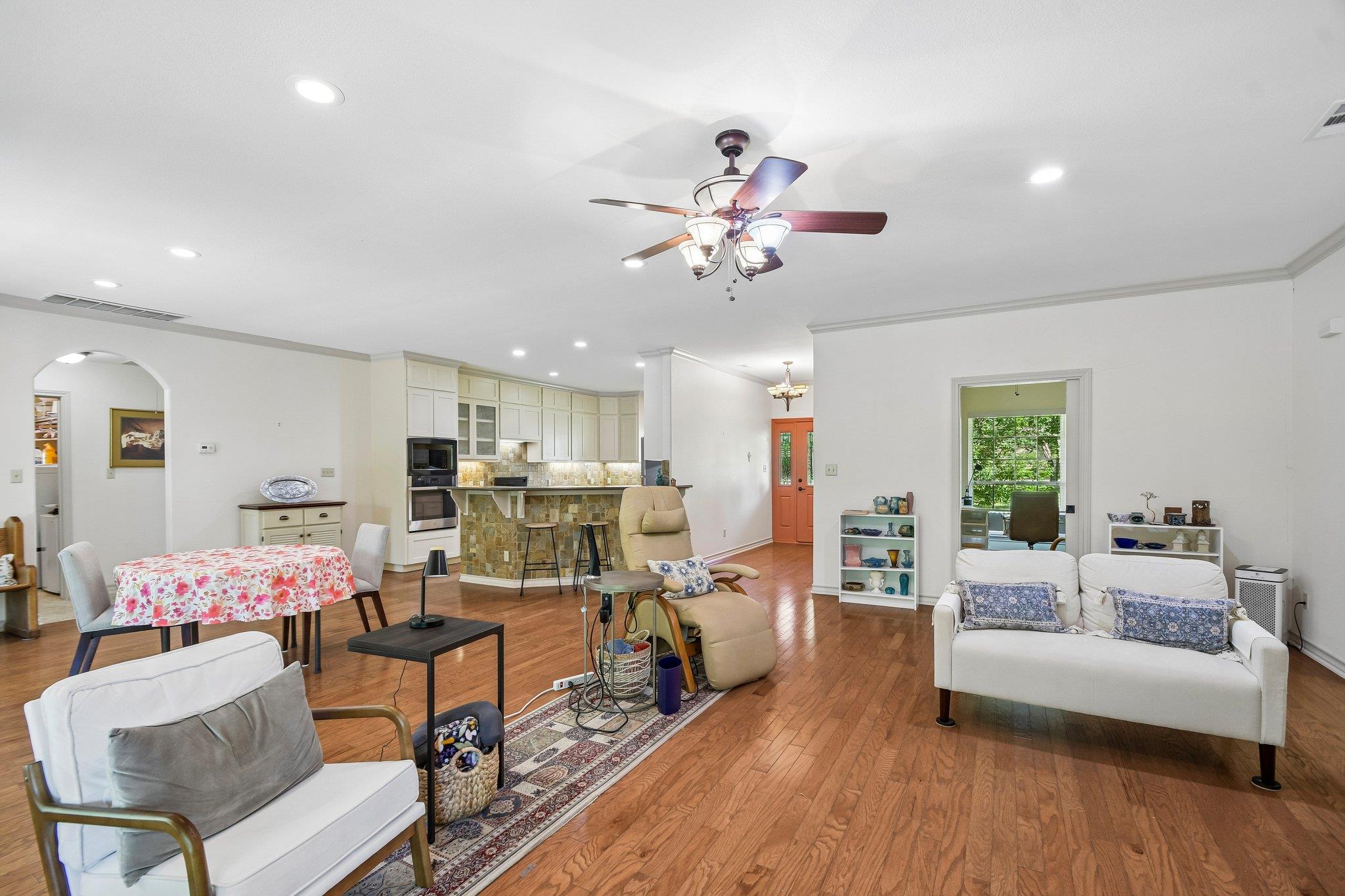 307 W 4th St, Elgin, TX 78621