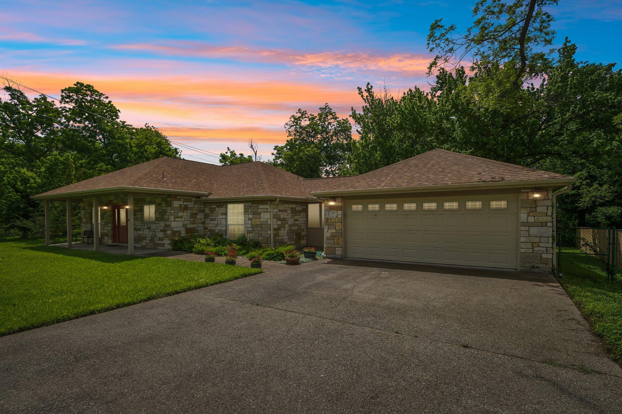 307 W 4th St, Elgin, TX 78621
