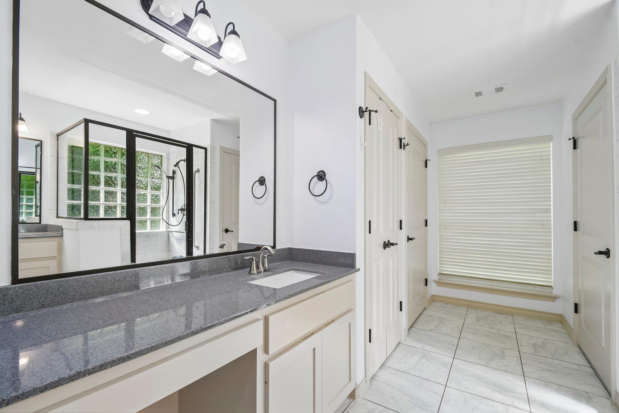 307 W 4th St, Elgin, TX 78621