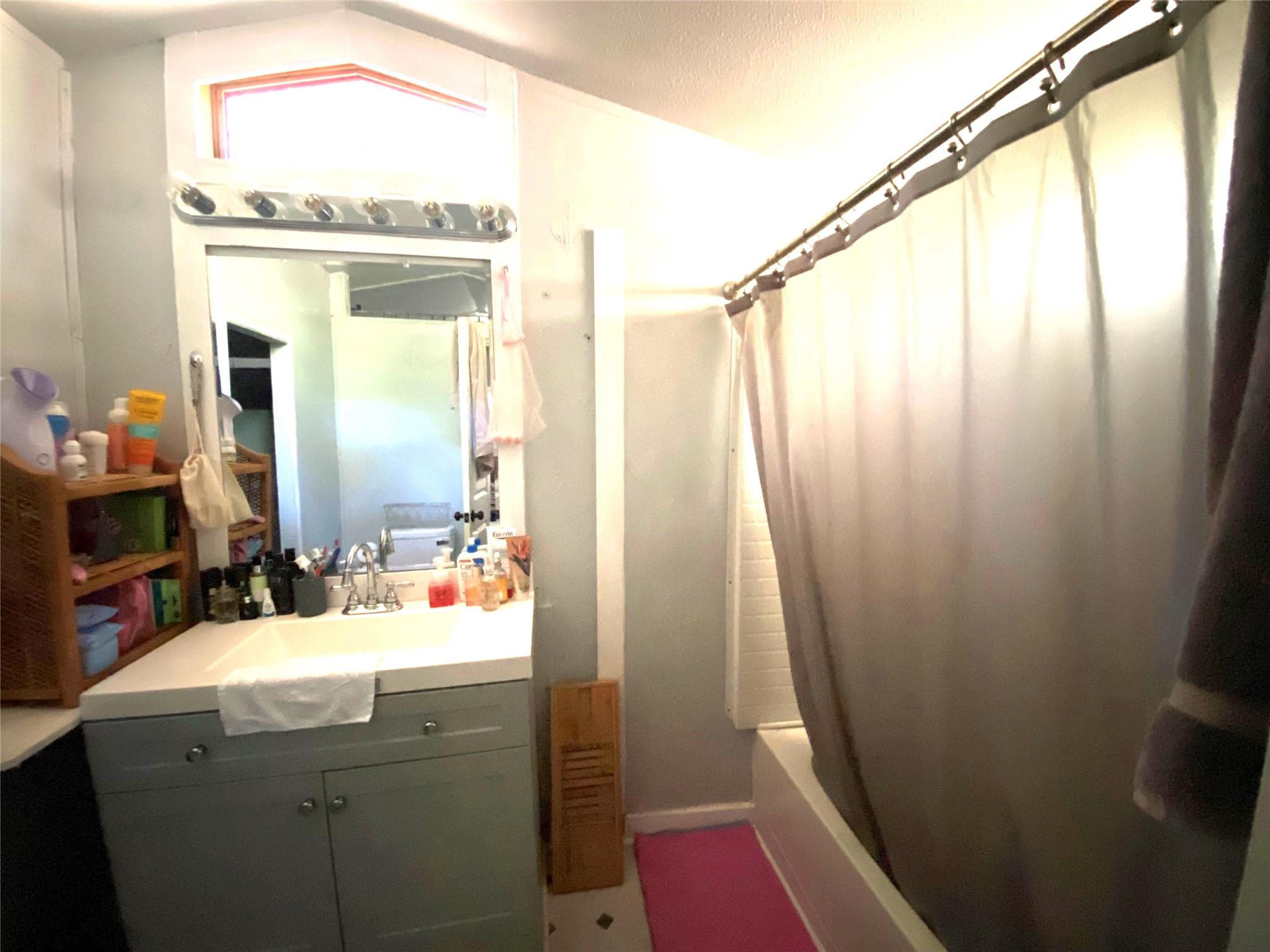 410 W North St, Kyle, TX 78640