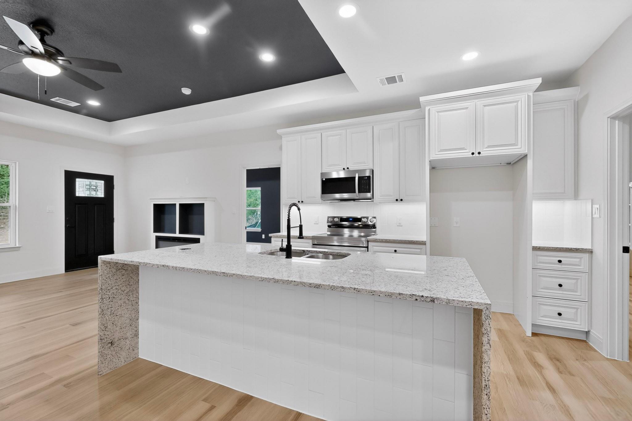 190 Molokini Dr, Bastrop, TX 78602