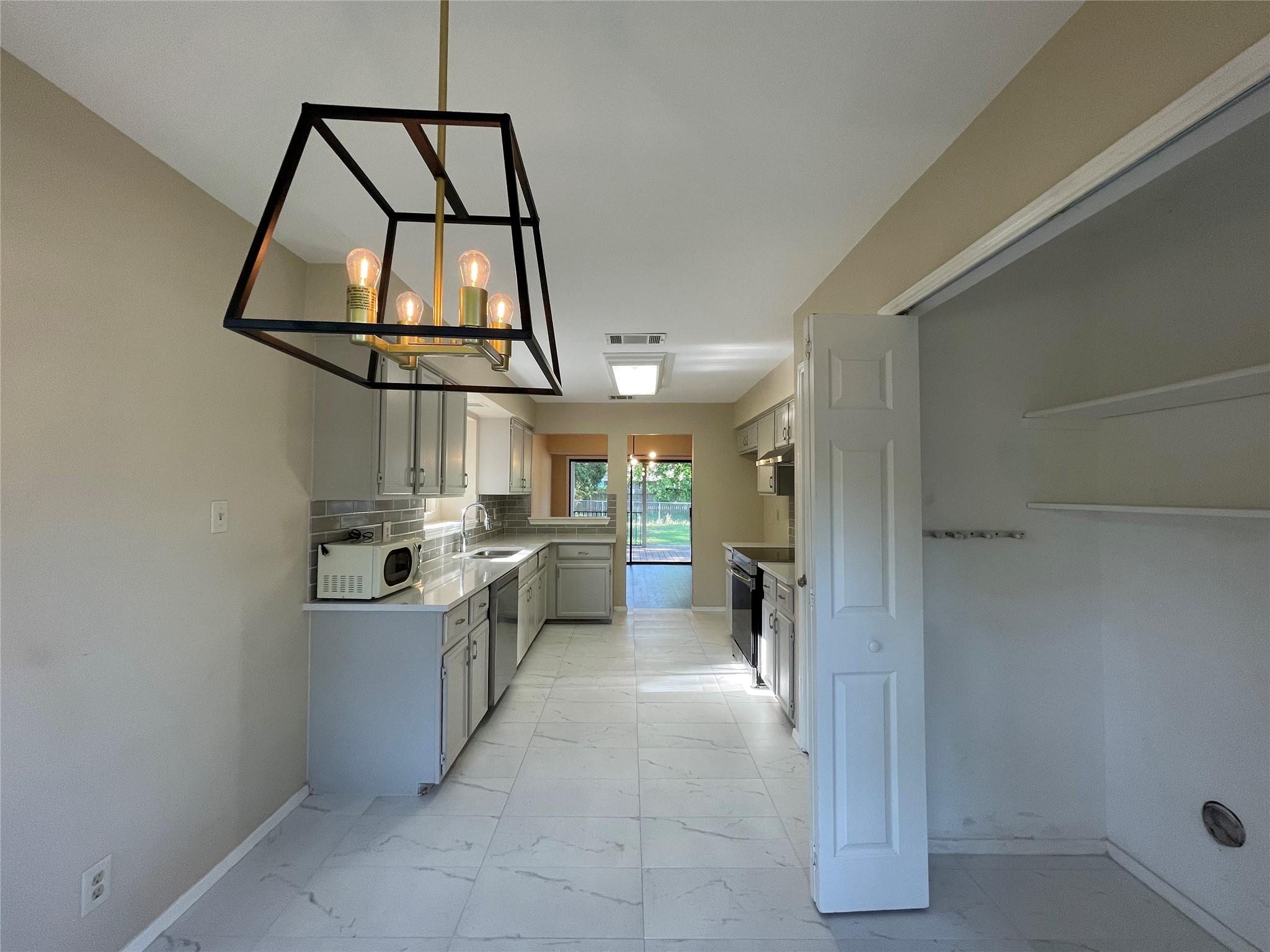 8905 Bridgewood Trl, Austin, TX 78729