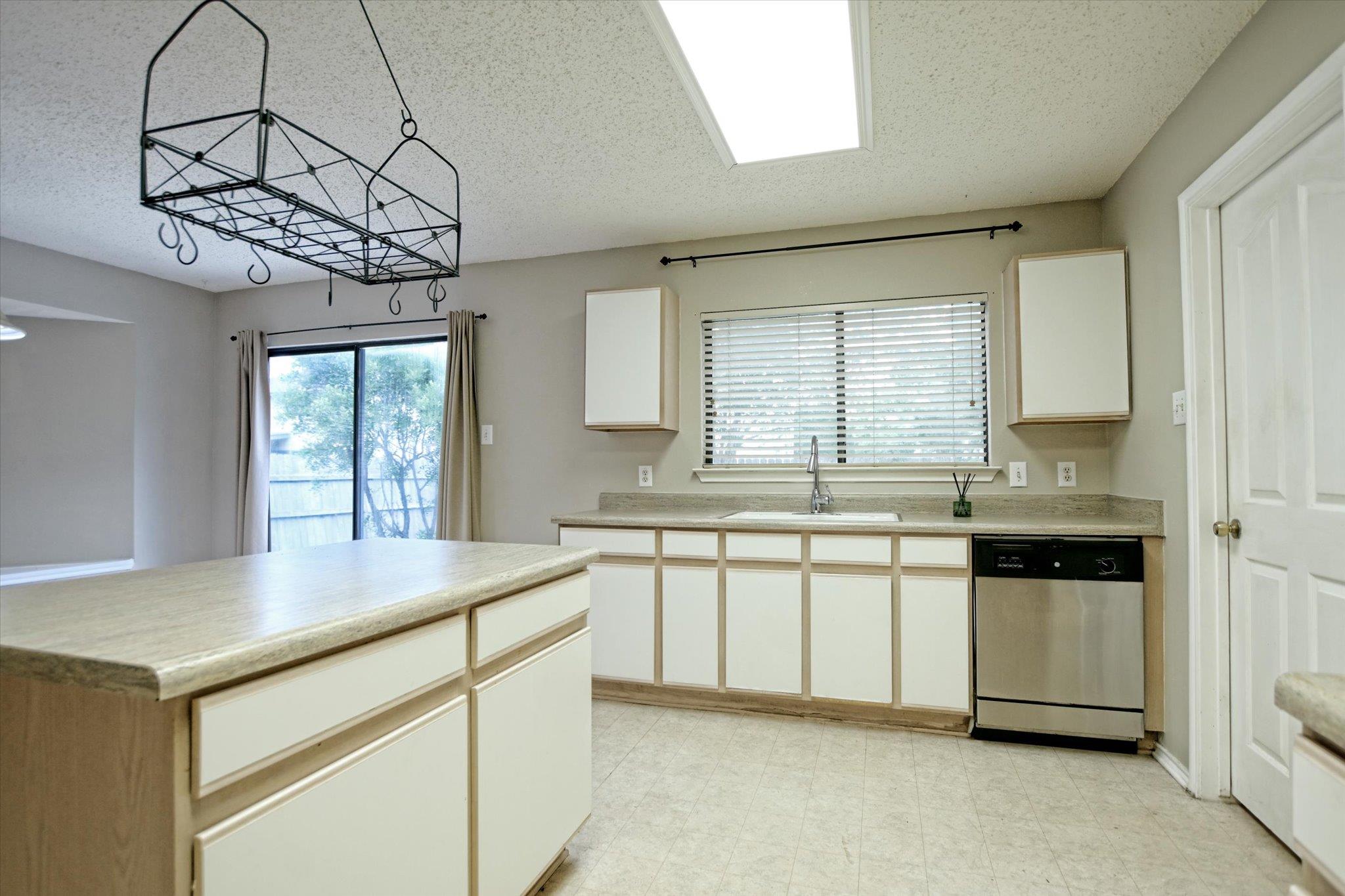 1353 Lakeside Loop, Round Rock, TX 78665