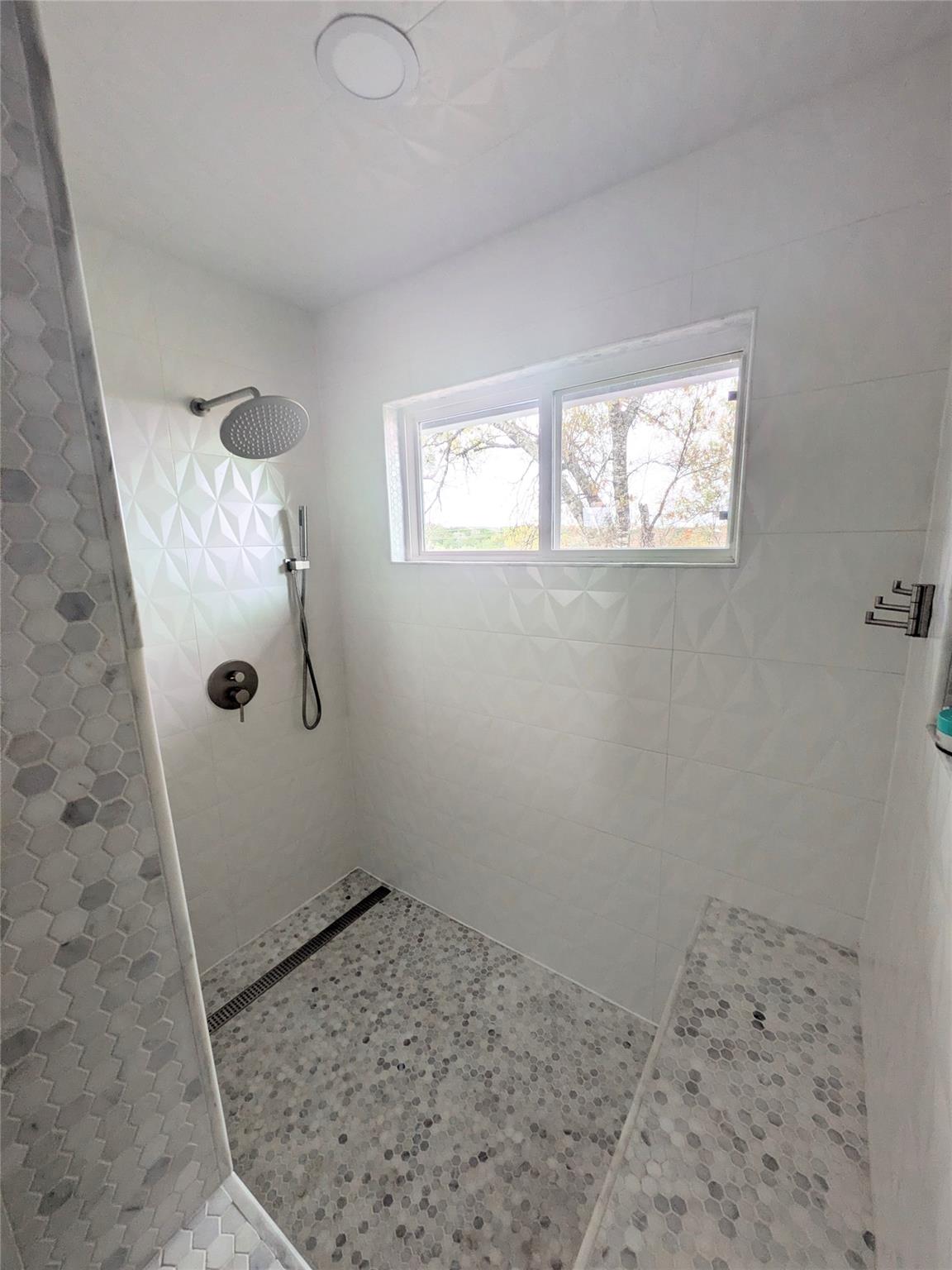 19110 Hornsby Ln, Spicewood, TX 78669