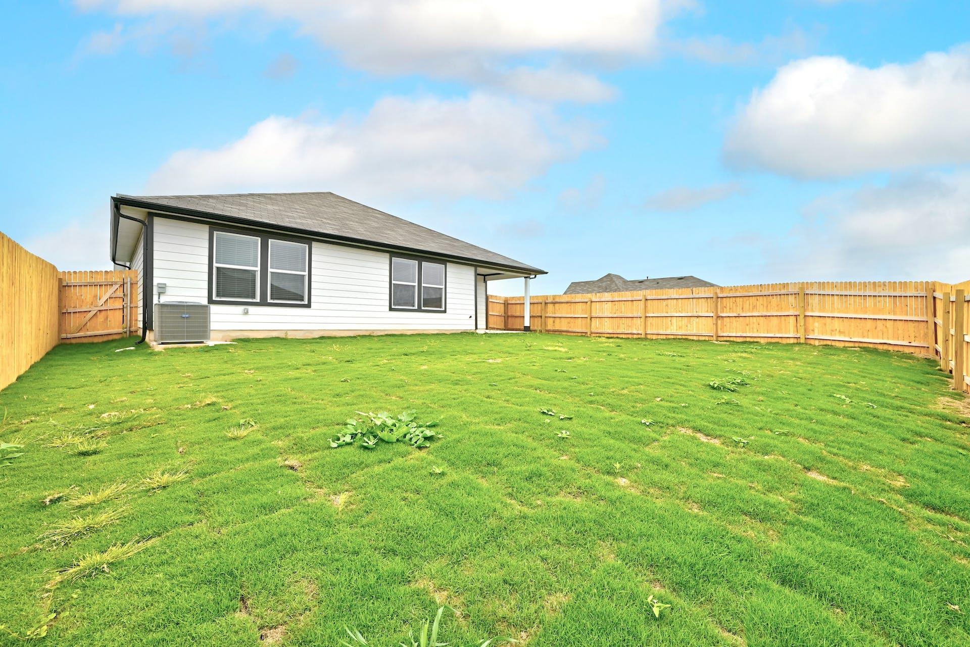 132 Sweetwater Creek Ln, Hutto, TX 78634