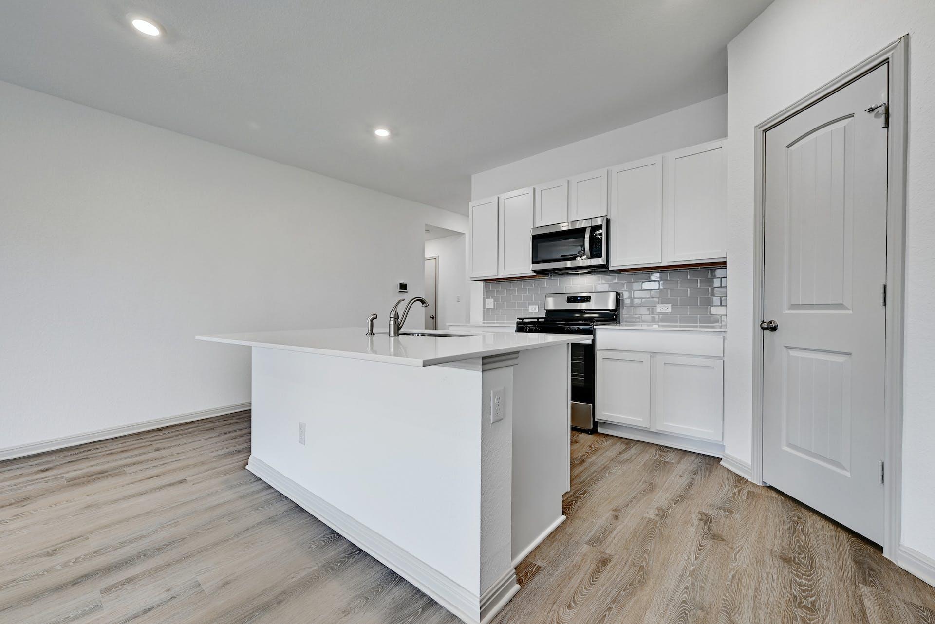 132 Sweetwater Creek Ln, Hutto, TX 78634