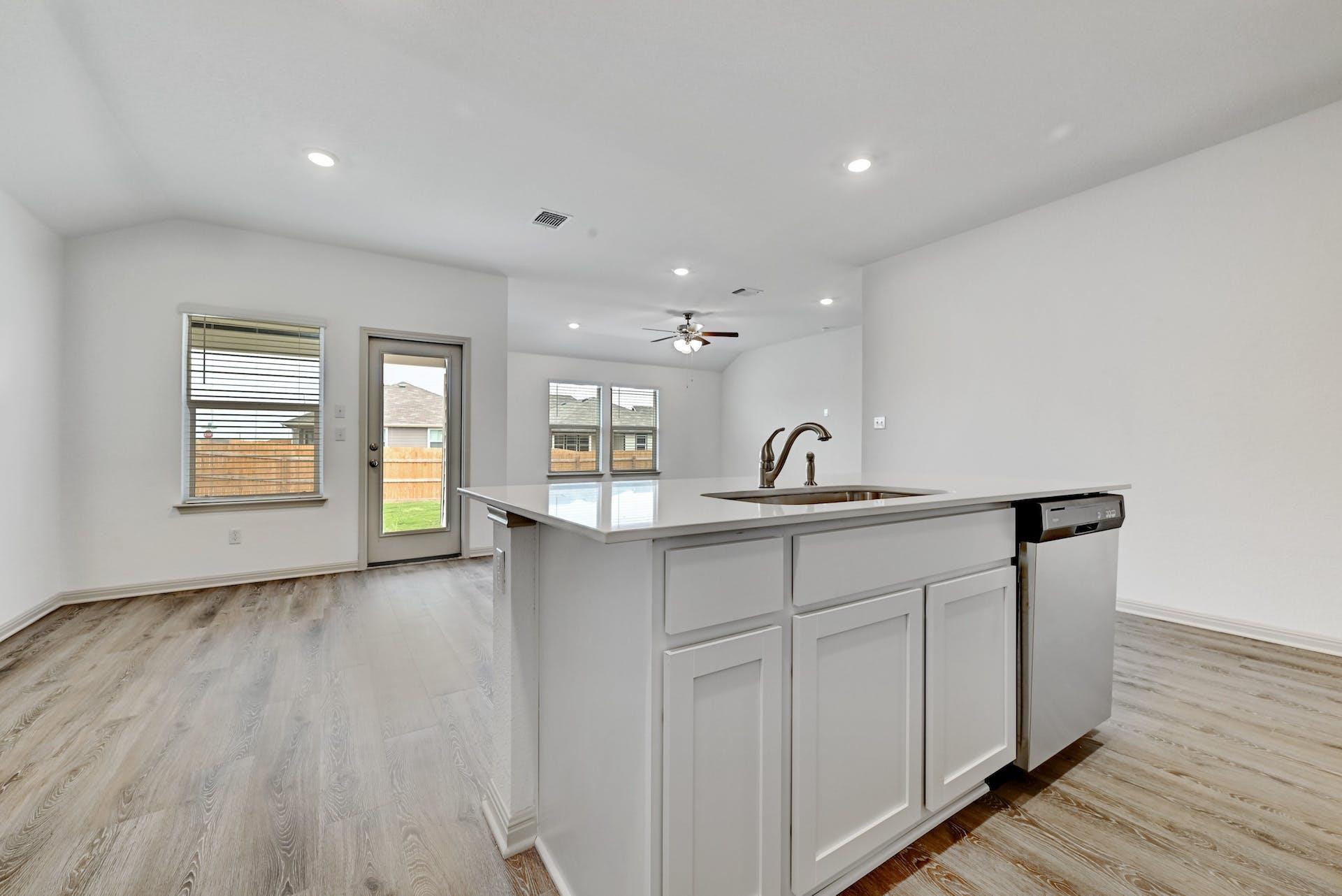 132 Sweetwater Creek Ln, Hutto, TX 78634