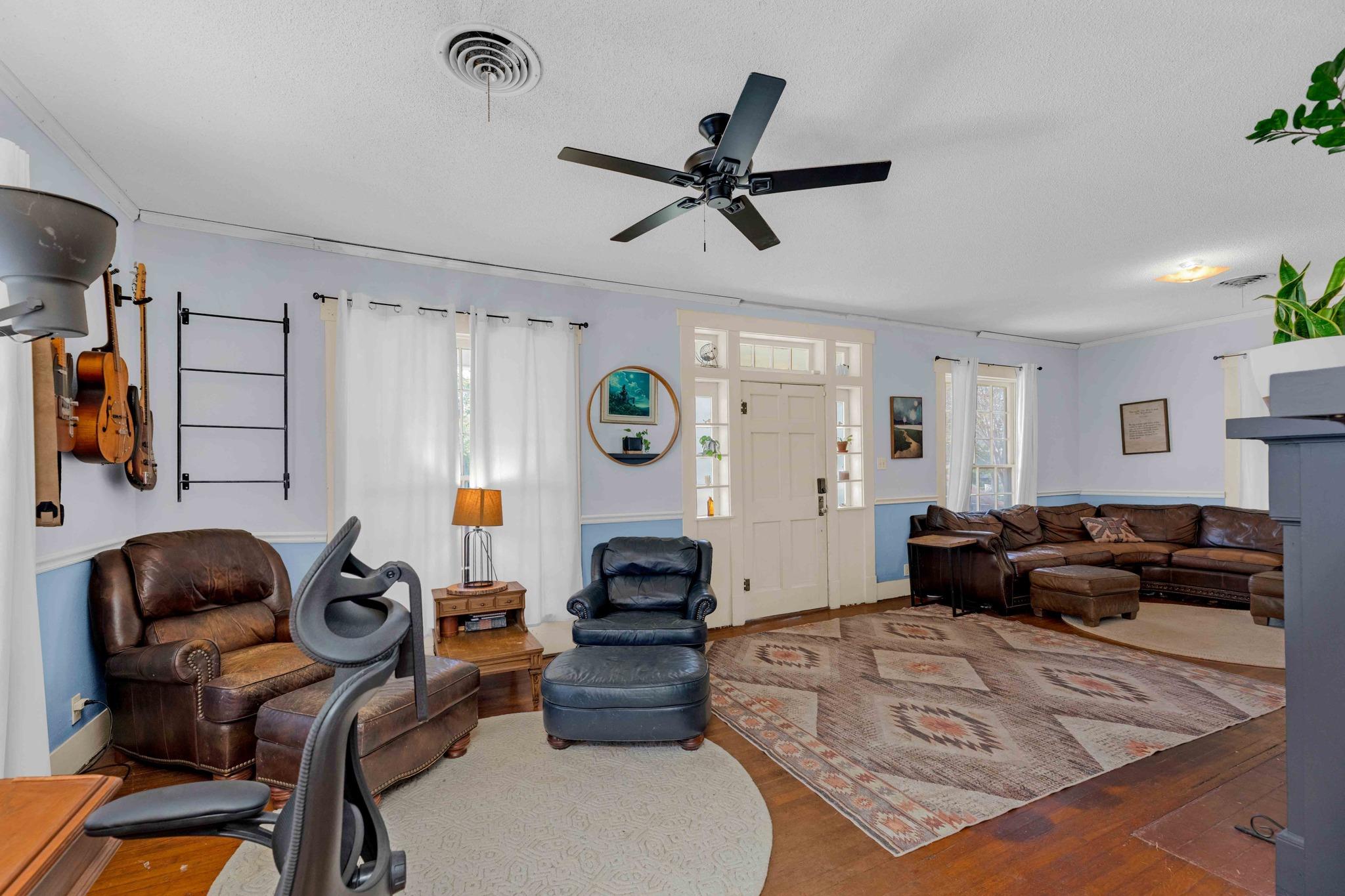 706 W 11th St, Taylor, TX 76574