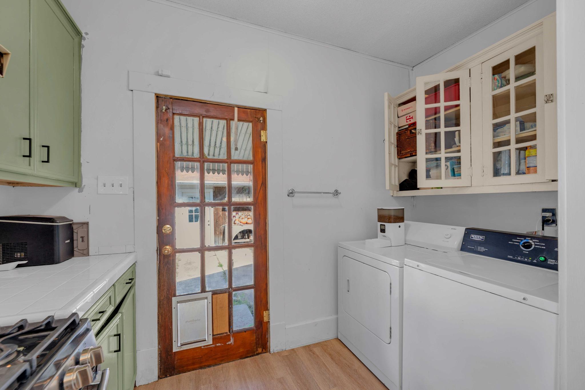 706 W 11th St, Taylor, TX 76574