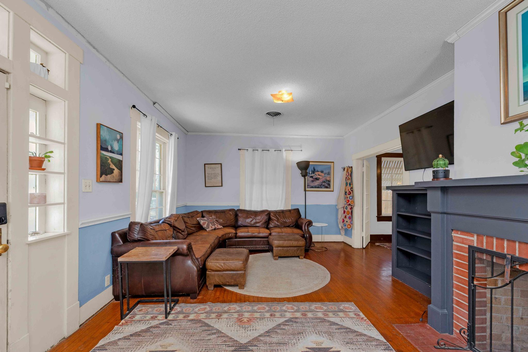 706 W 11th St, Taylor, TX 76574