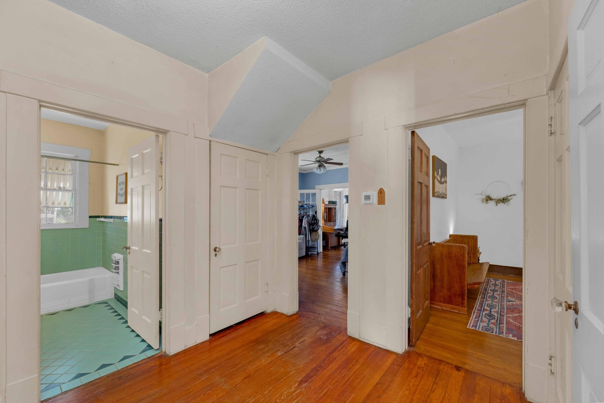 706 W 11th St, Taylor, TX 76574