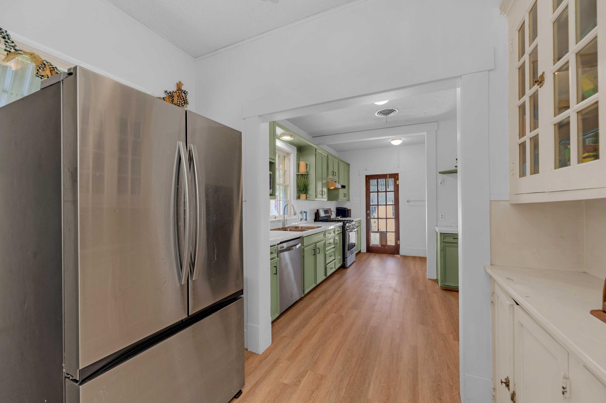 706 W 11th St, Taylor, TX 76574