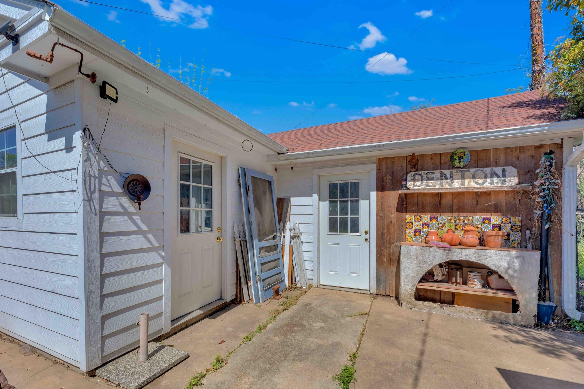 706 W 11th St, Taylor, TX 76574