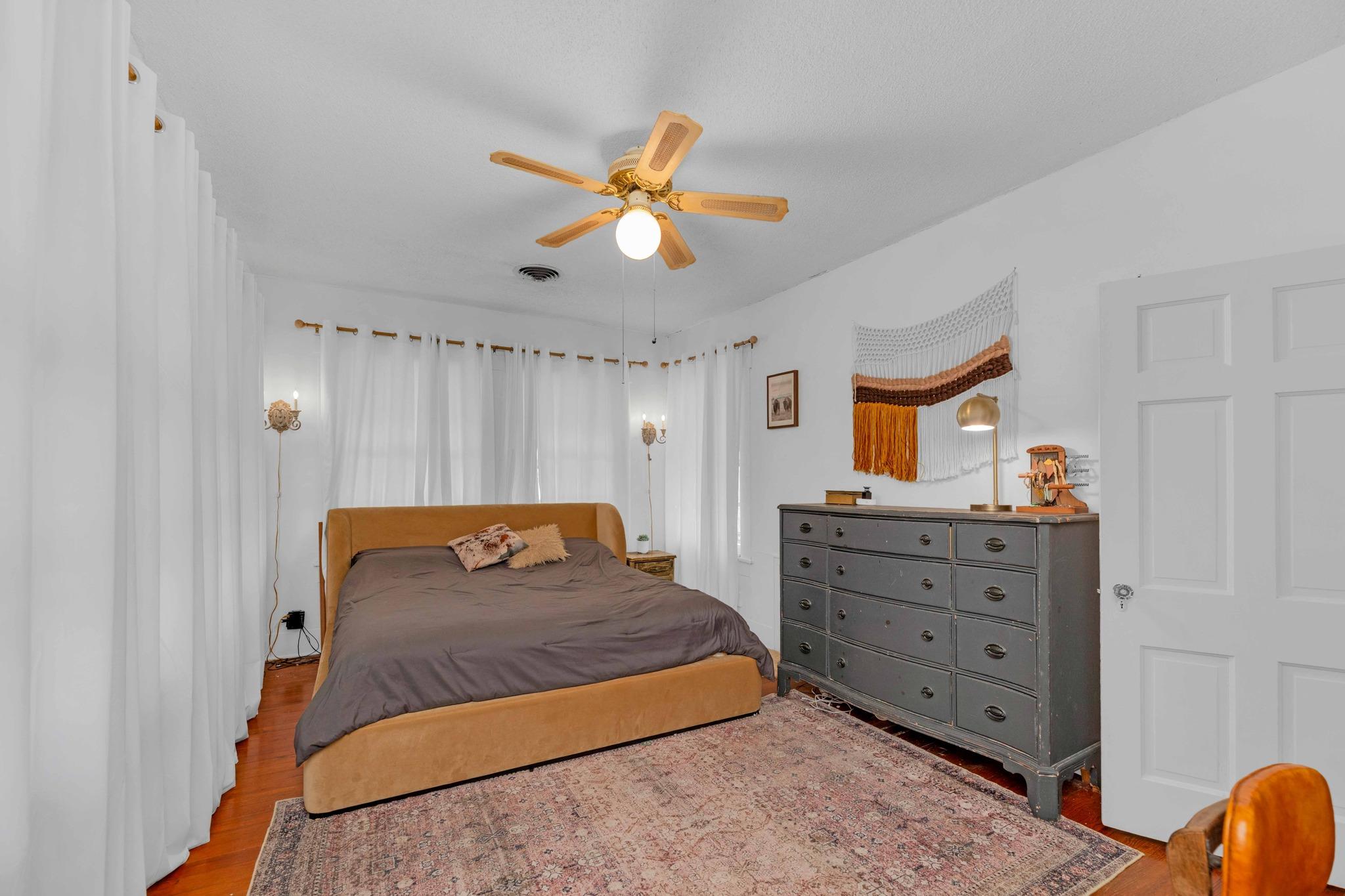 706 W 11th St, Taylor, TX 76574