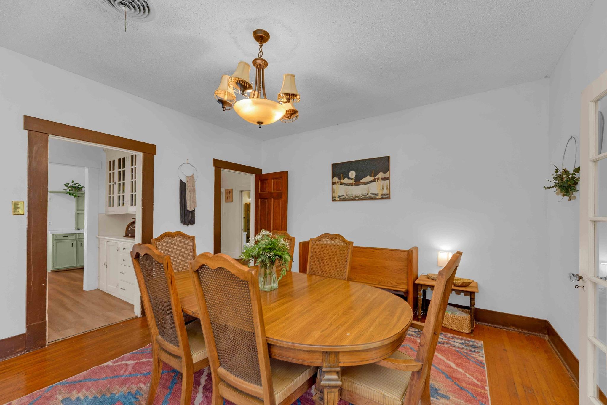 706 W 11th St, Taylor, TX 76574