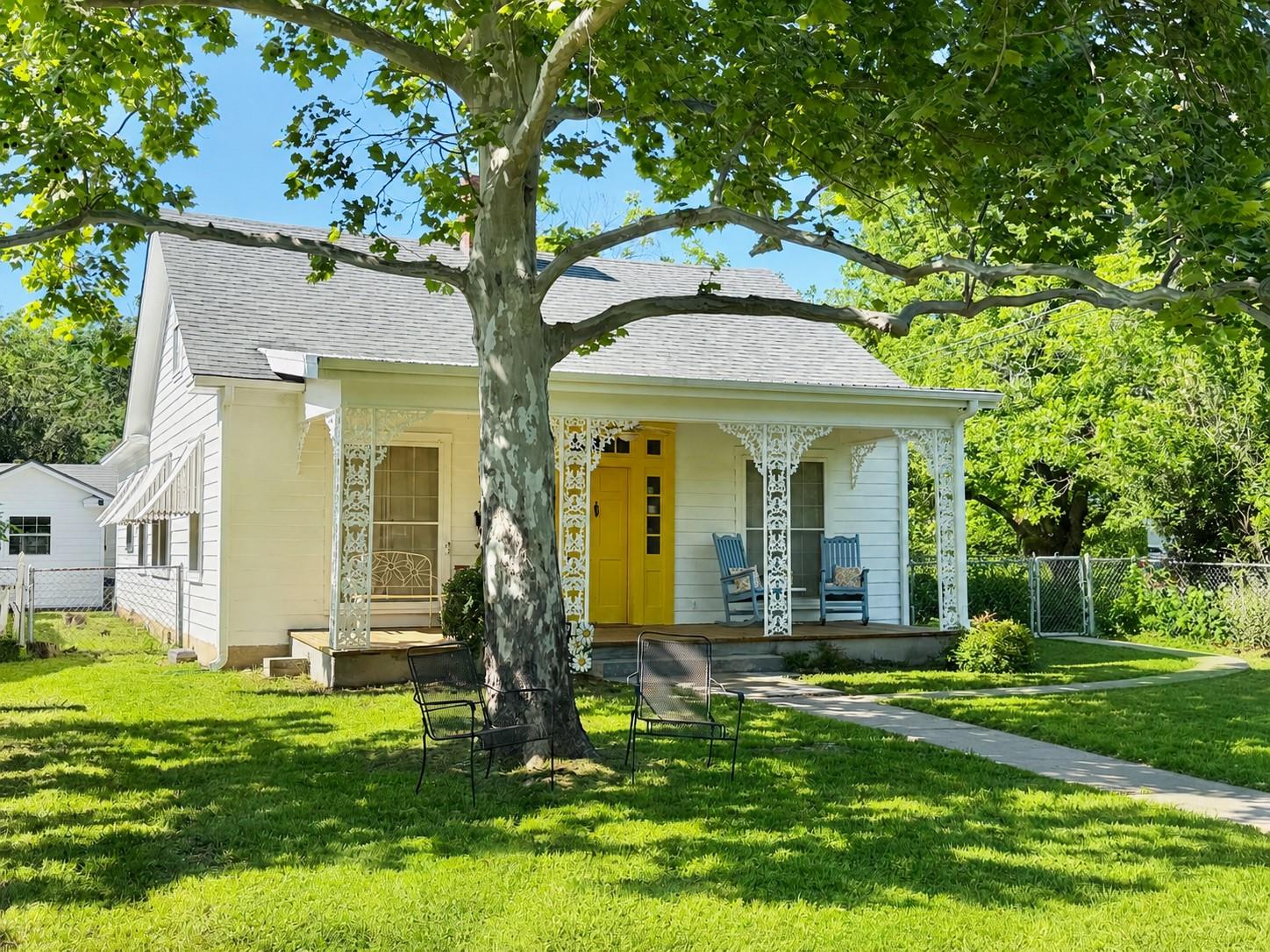 706 W 11th St, Taylor, TX 76574