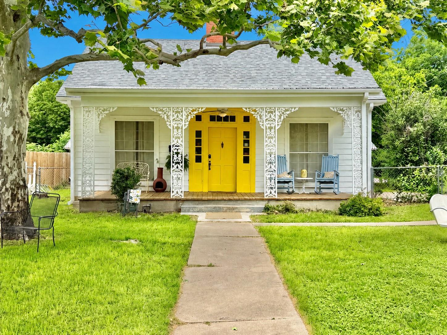 706 W 11th St, Taylor, TX 76574