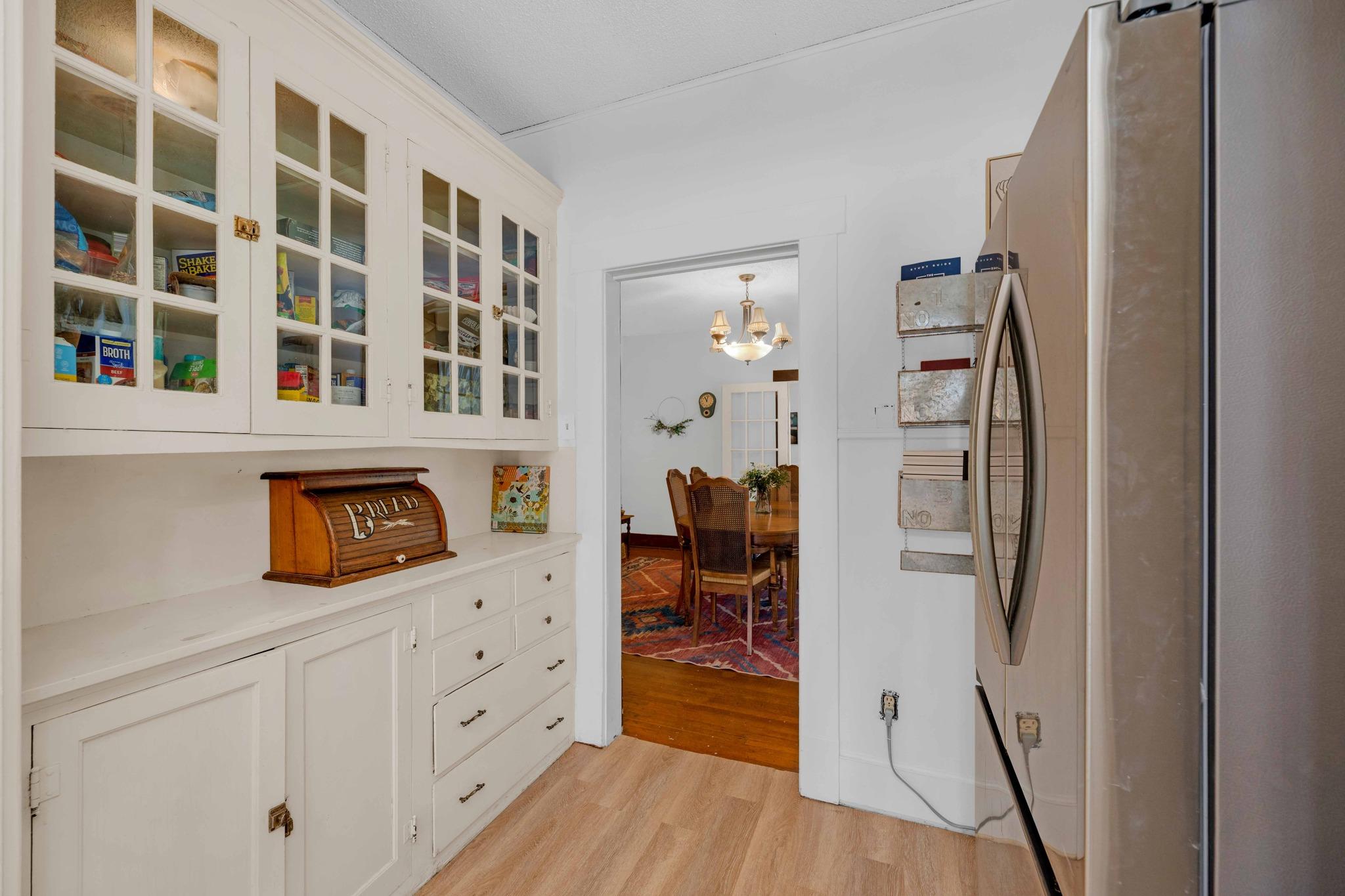 706 W 11th St, Taylor, TX 76574